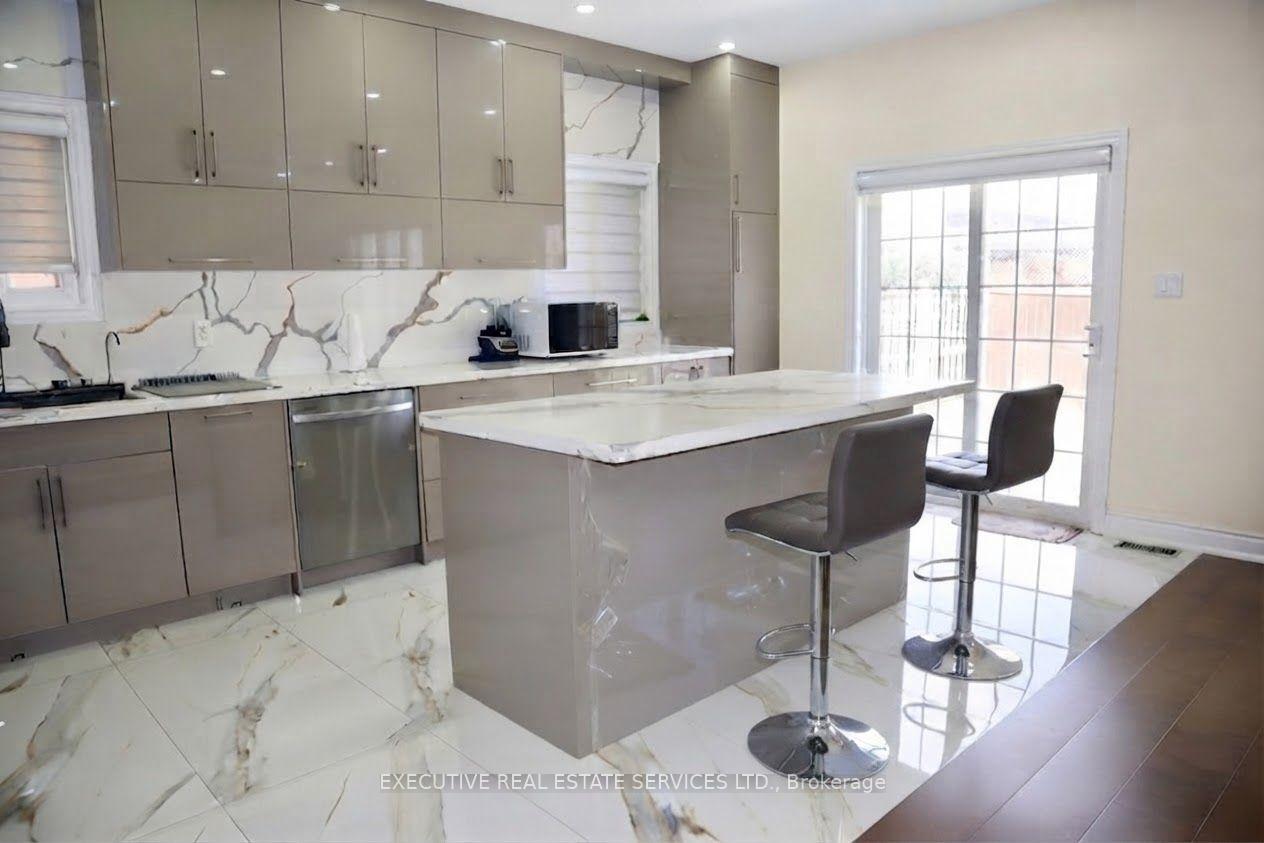Photo 4 of 118 Turquoise Crescent, Brampton, Bram East — HOMEH