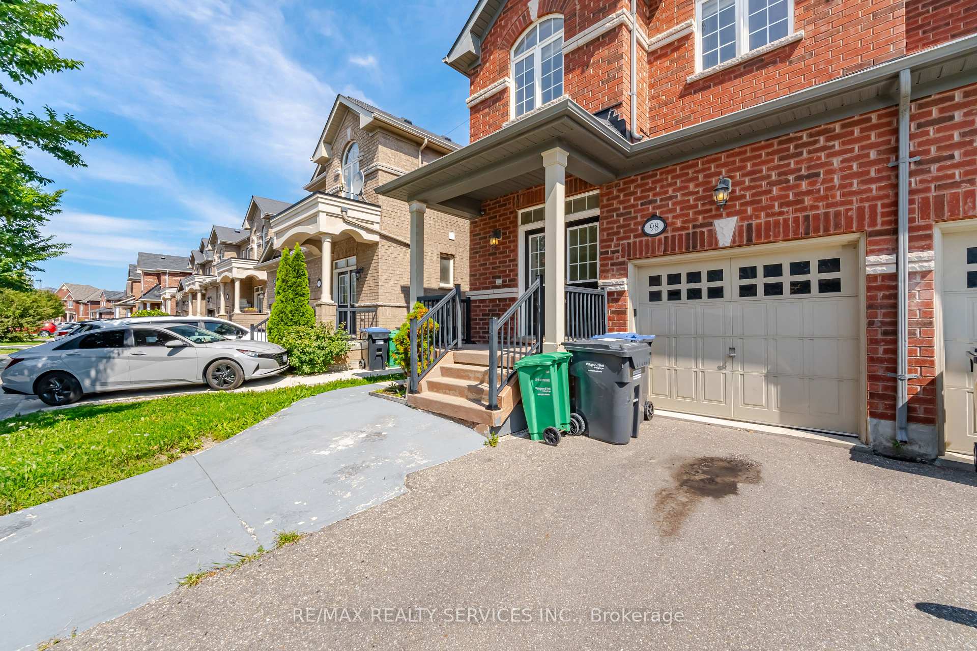 Photo 3 of 98 Teal Crest Circle, Brampton, Credit Valley — HOMEH