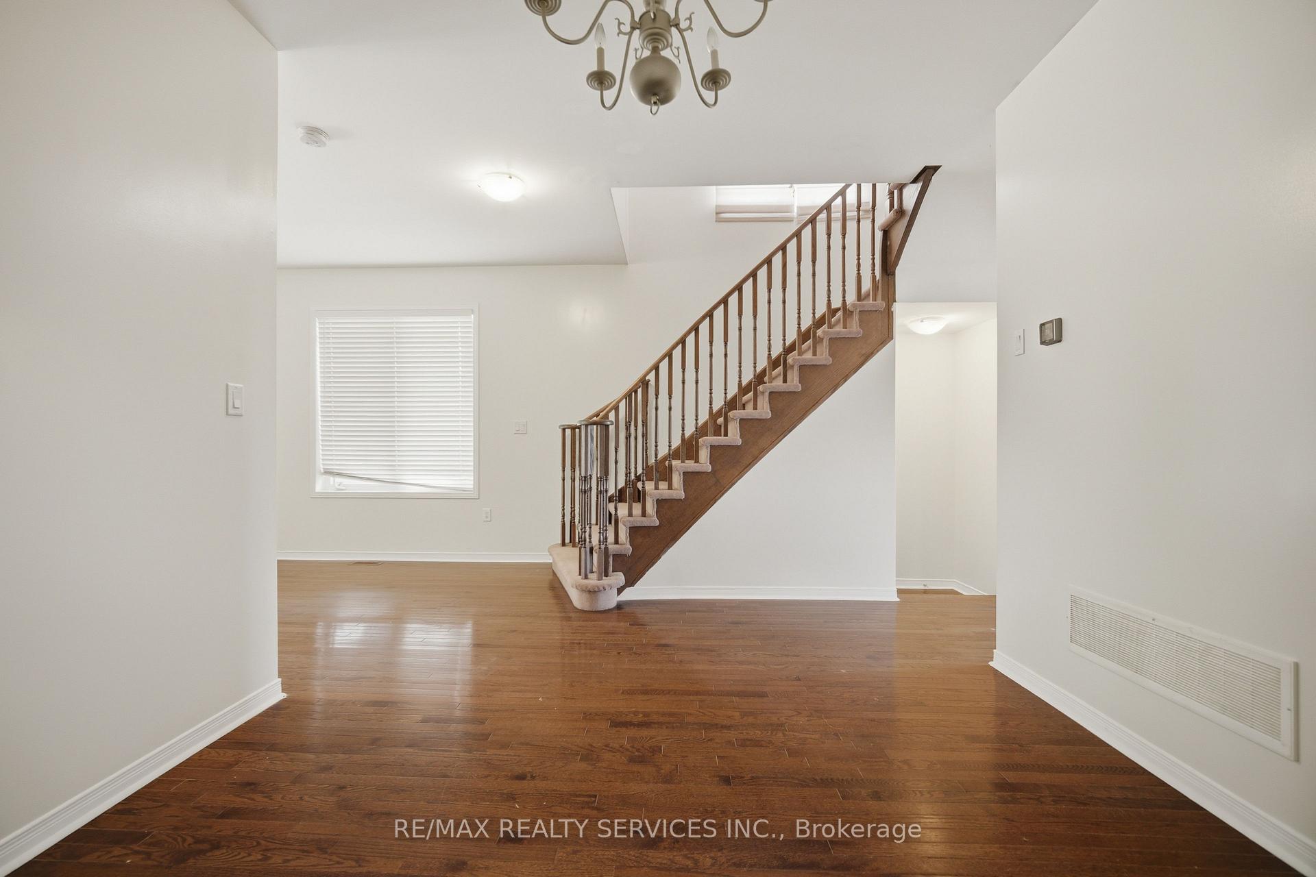 Photo 5 of 98 Teal Crest Circle, Brampton, Credit Valley — HOMEH
