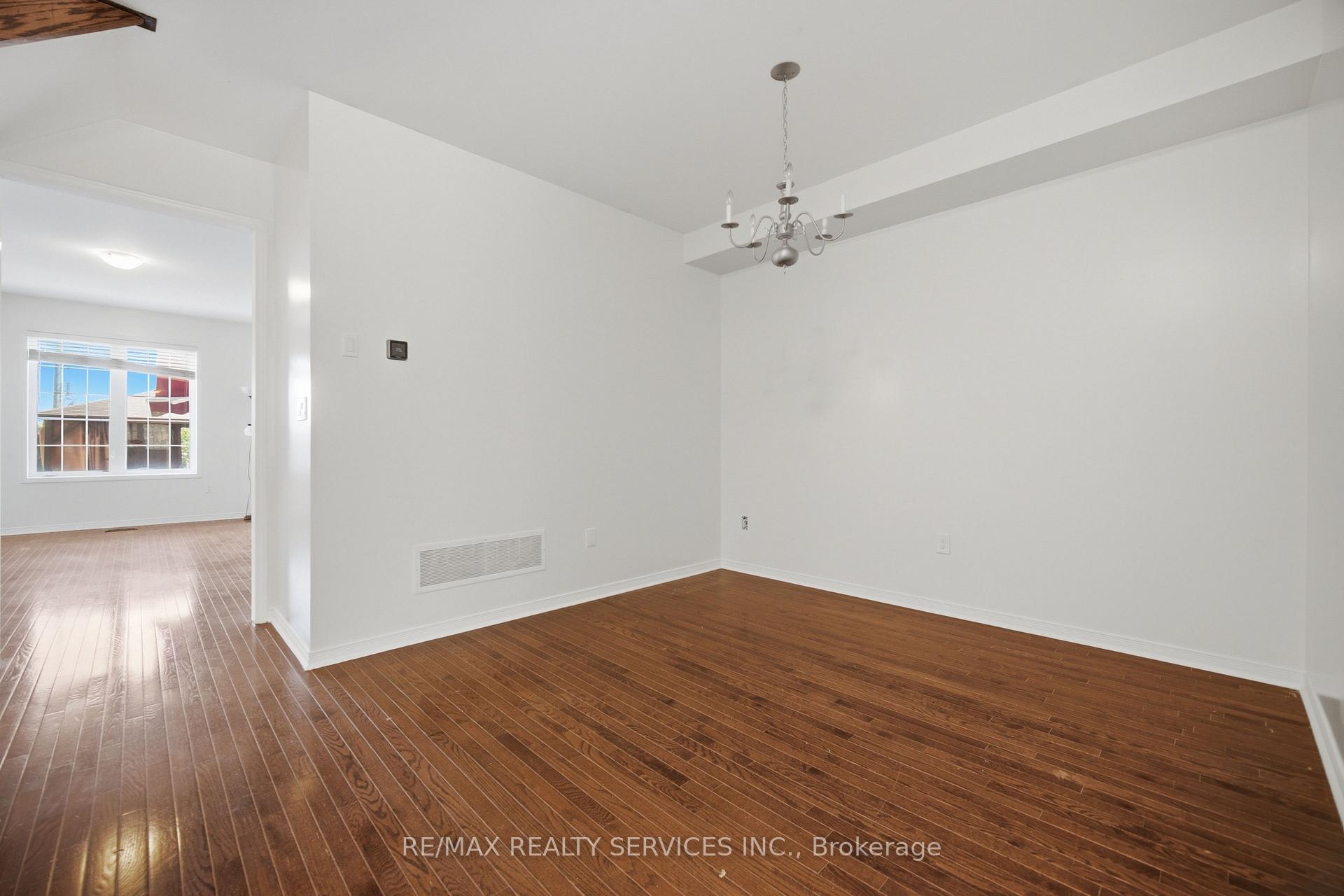 Photo 6 of 98 Teal Crest Circle, Brampton, Credit Valley — HOMEH