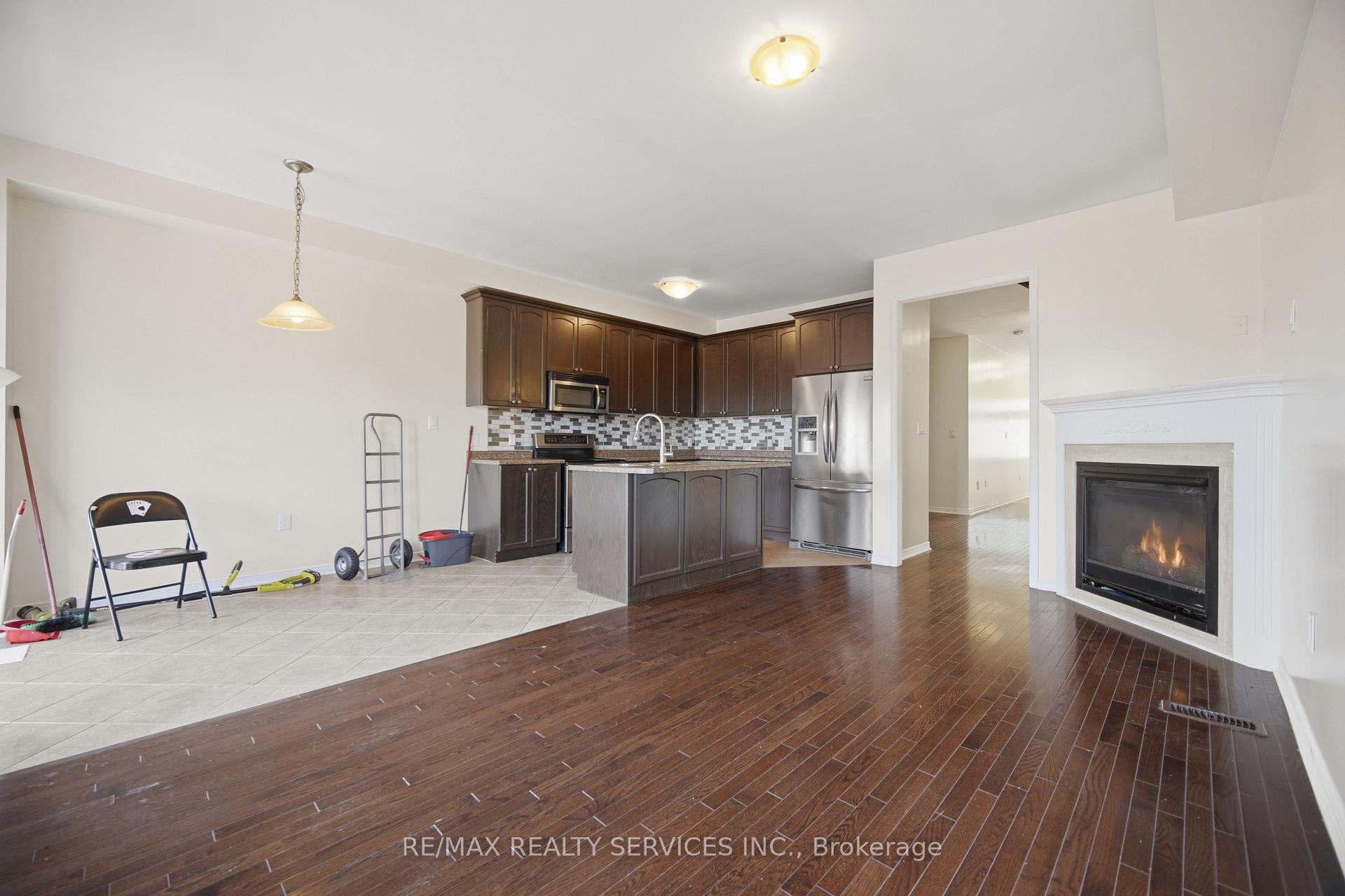Photo 10 of 98 Teal Crest Circle, Brampton, Credit Valley — HOMEH