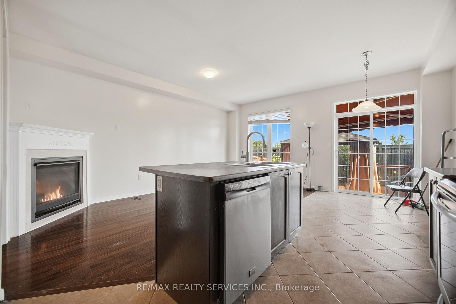 Photo 14 of 98 Teal Crest Circle, Brampton, Credit Valley — HOMEH