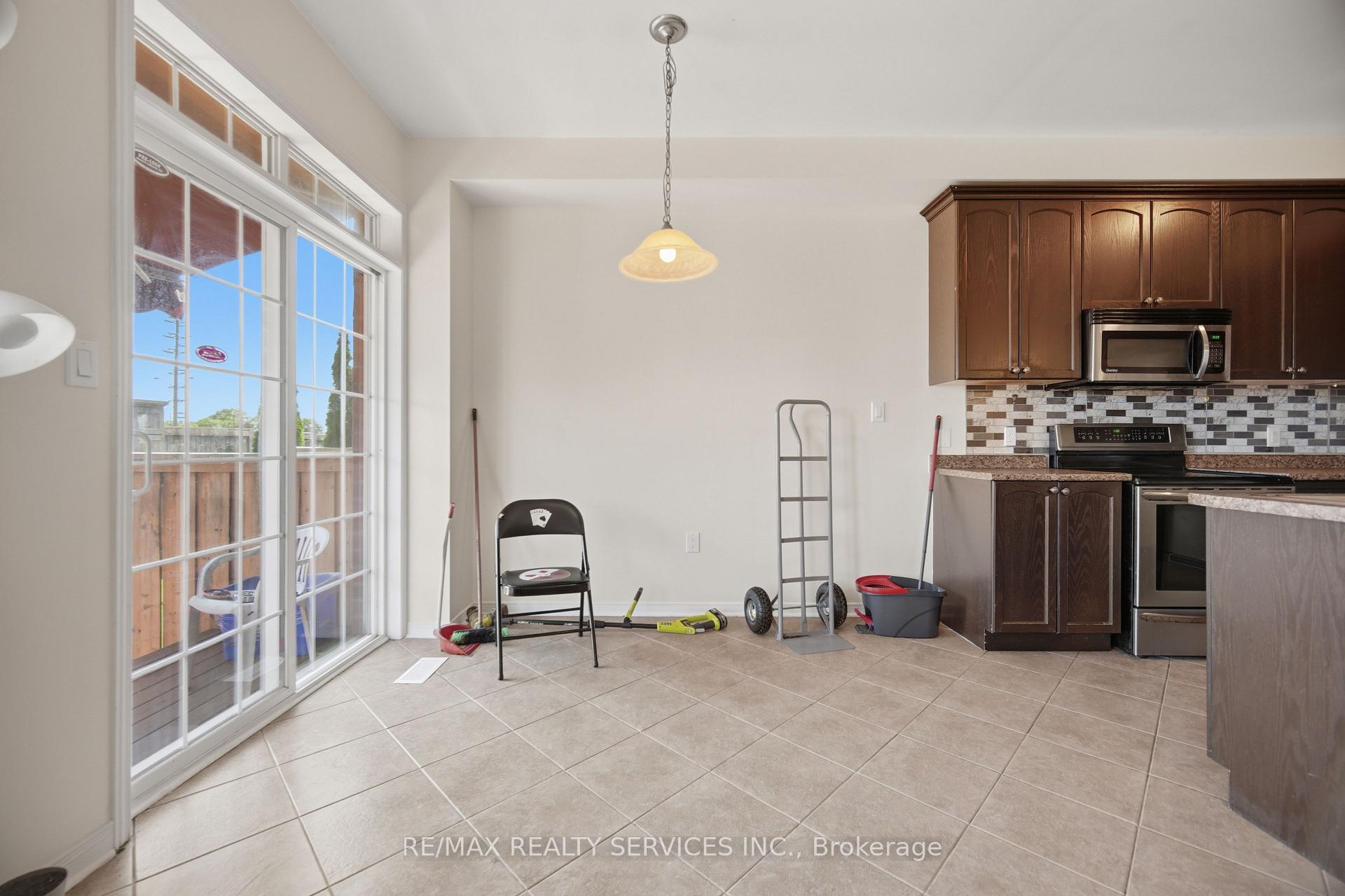 Photo 15 of 98 Teal Crest Circle, Brampton, Credit Valley — HOMEH
