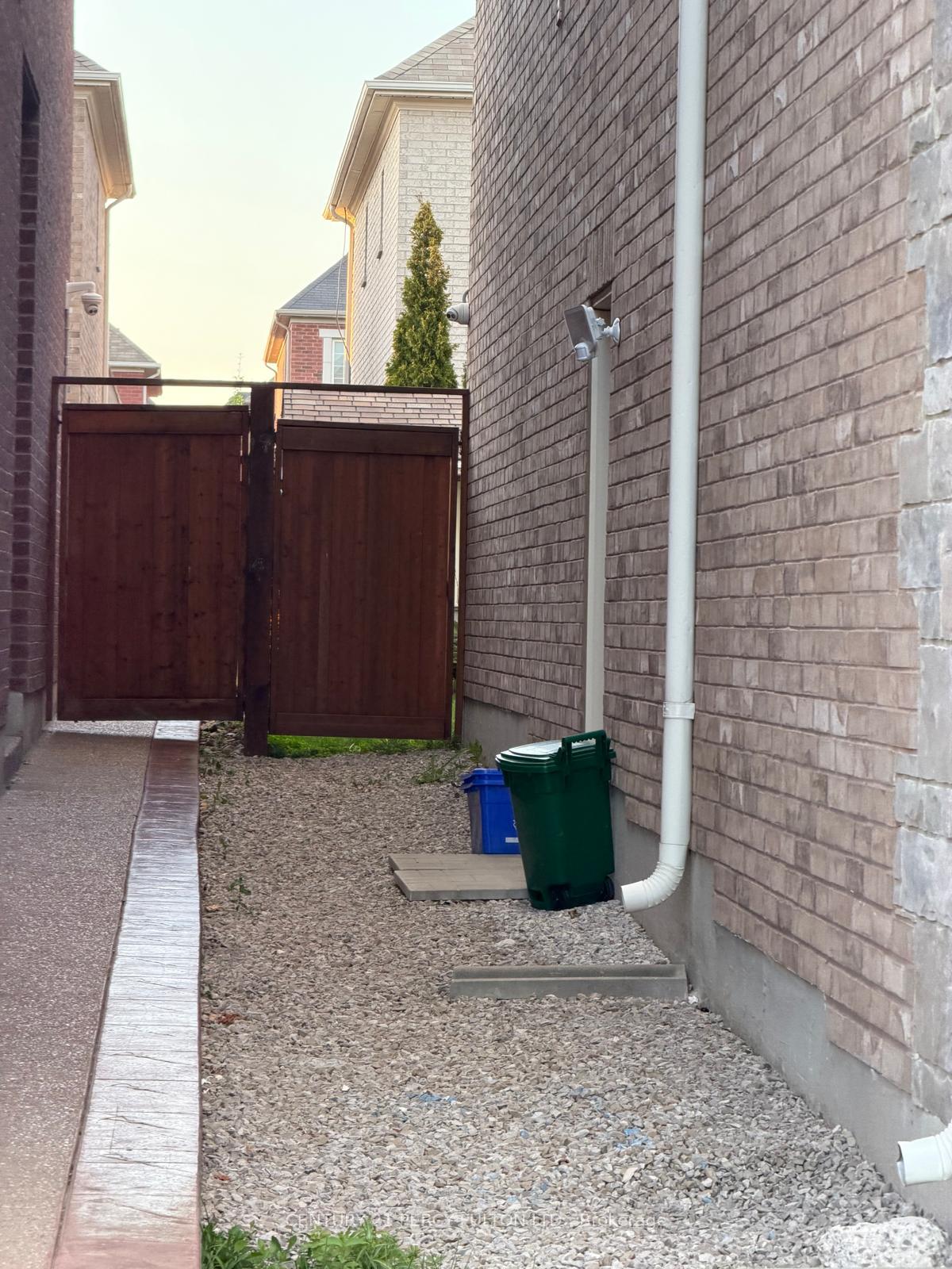 Photo 2 of Unit Bsmt, 12 Chesney Crescent, Vaughan, Kleinburg — HOMEH