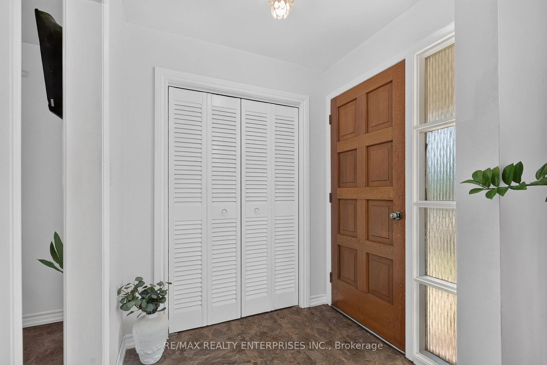 Photo 2 of 1083 Melton Drive, Mississauga, Lakeview — HOMEH