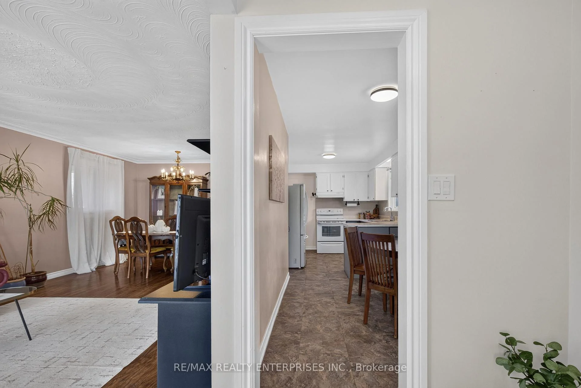 Photo 3 of 1083 Melton Drive, Mississauga, Lakeview — HOMEH