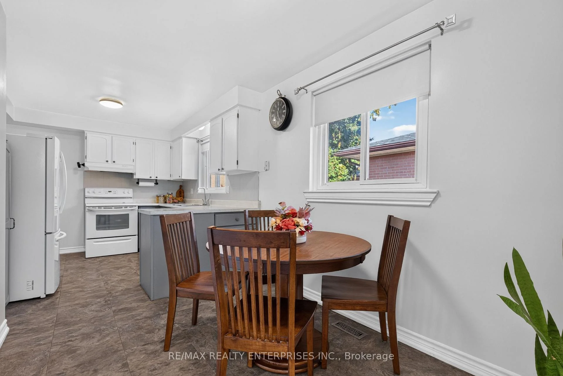 Photo 4 of 1083 Melton Drive, Mississauga, Lakeview — HOMEH