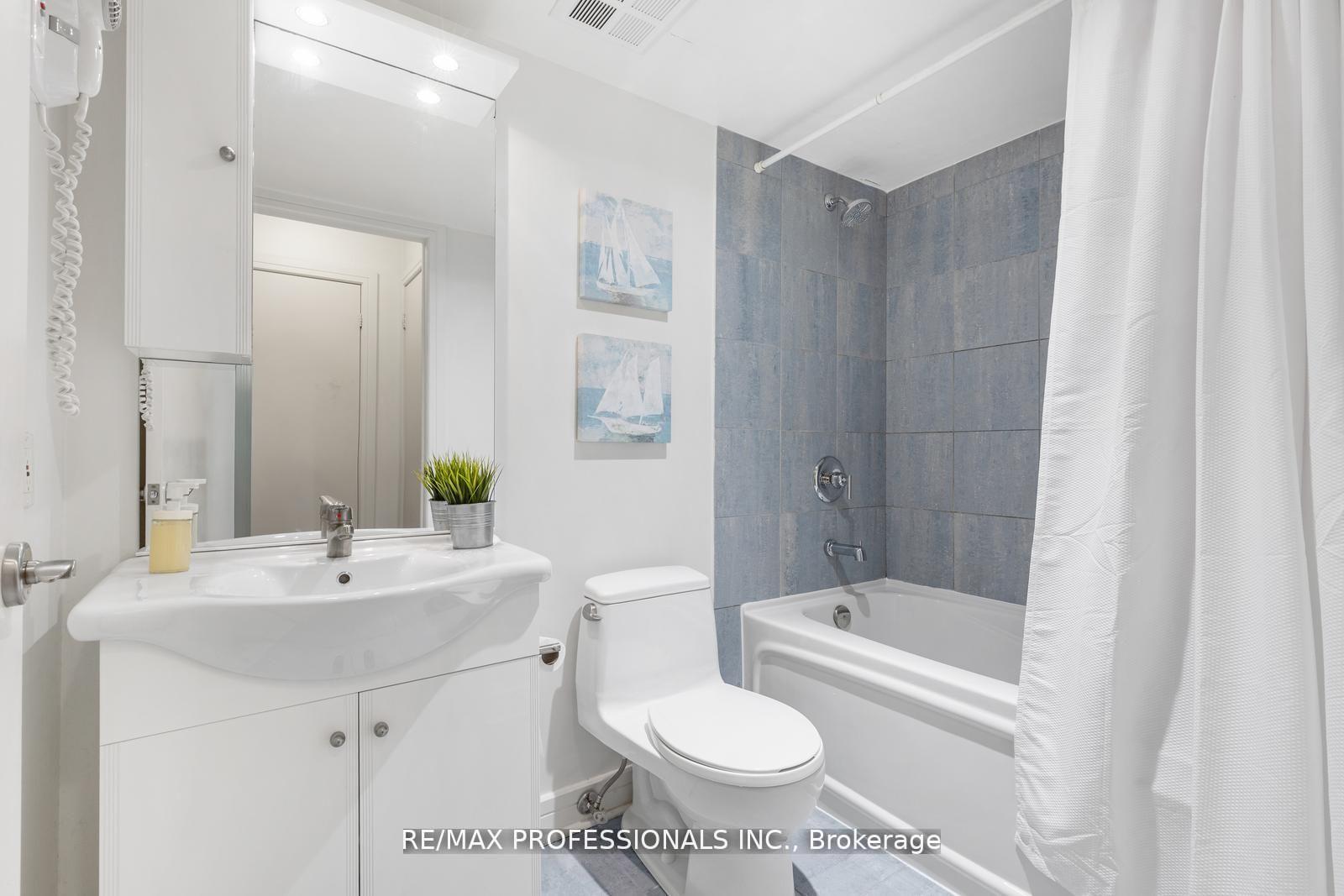 Photo 5 of Unit 706, 18 Harrison Garden Boulevard, North York, Willowdale East — HOMEH