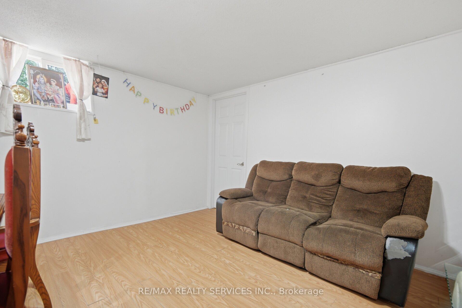Photo 32 of 7493 Netherwood Road, Mississauga, Malton — HOMEH
