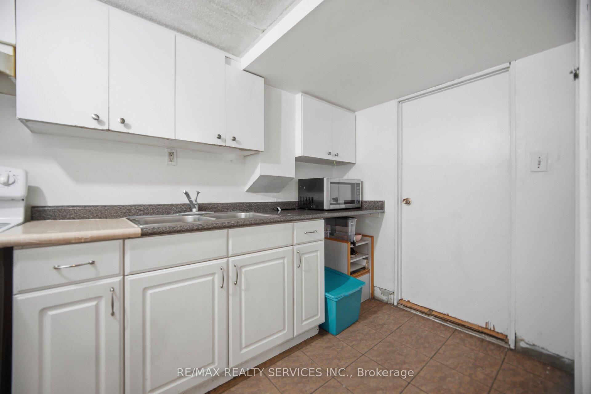 Photo 37 of 7493 Netherwood Road, Mississauga, Malton — HOMEH