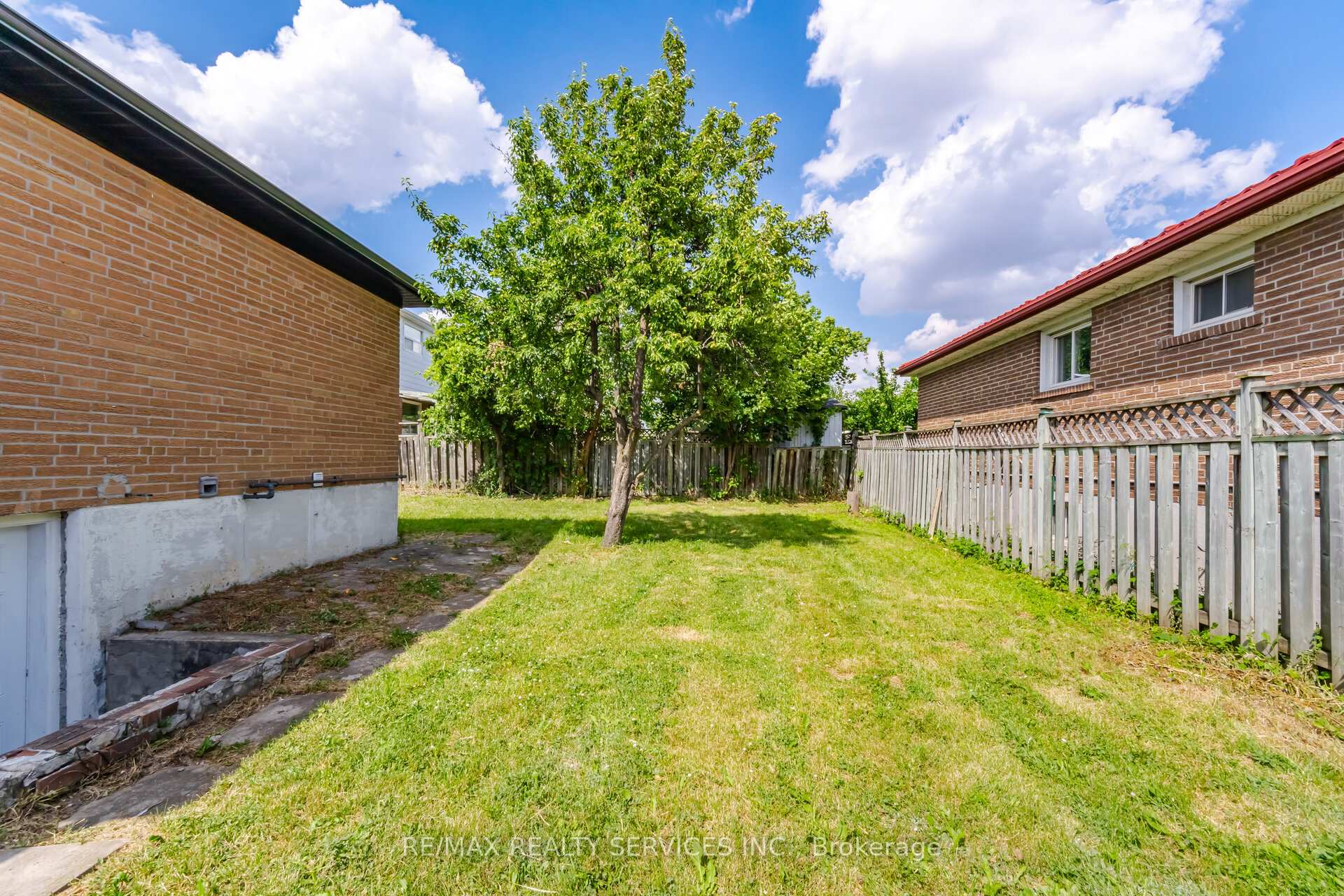 Photo 45 of 7493 Netherwood Road, Mississauga, Malton — HOMEH