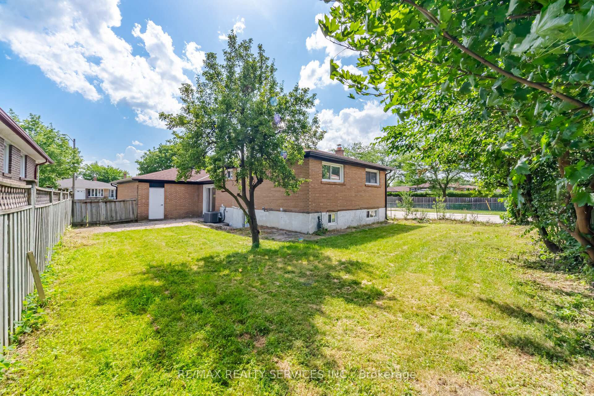 Photo 46 of 7493 Netherwood Road, Mississauga, Malton — HOMEH