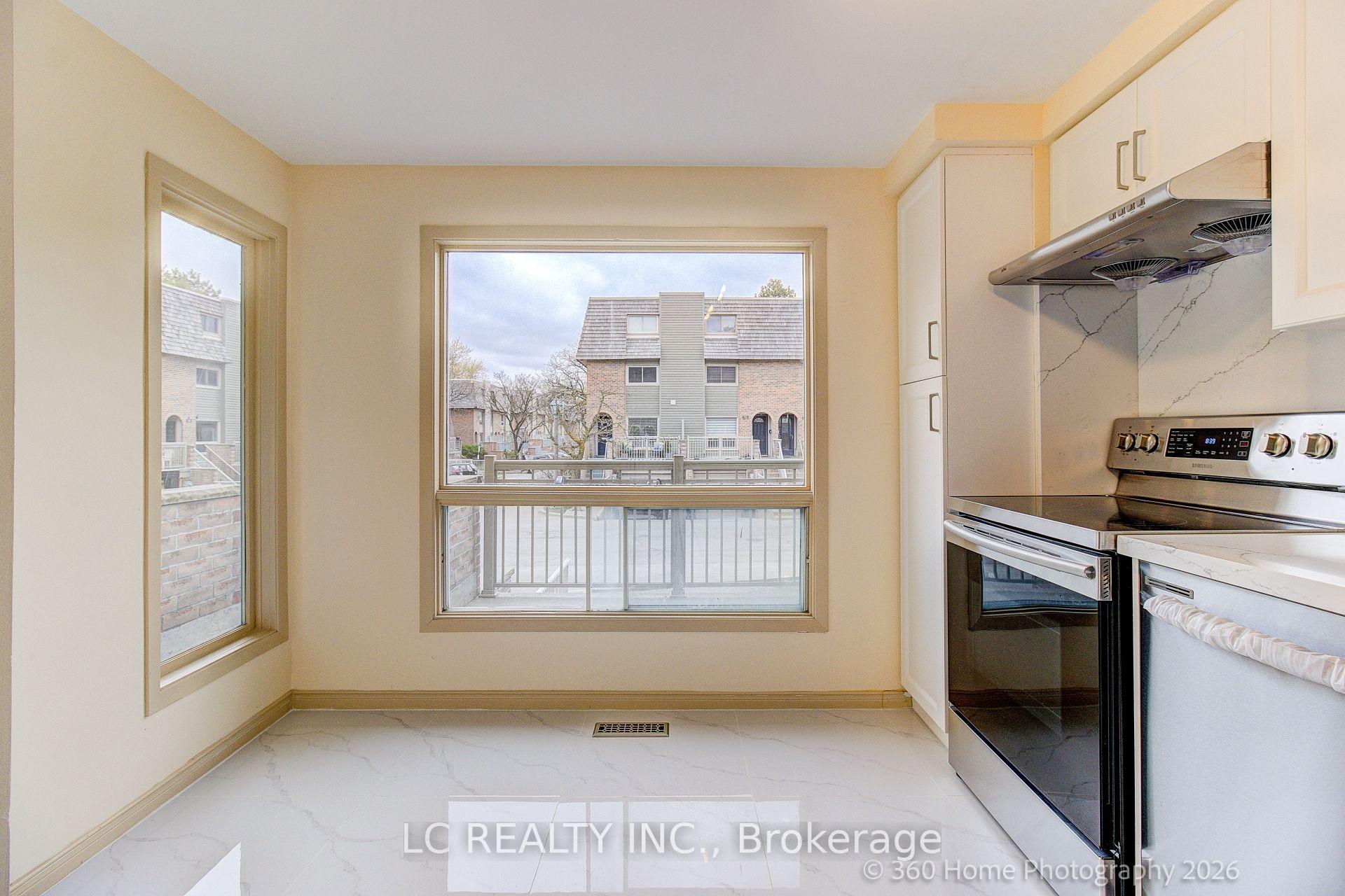 Photo 3 of 70 Dutch myrtle Way, North York, Banbury-Don Mills — HOMEH