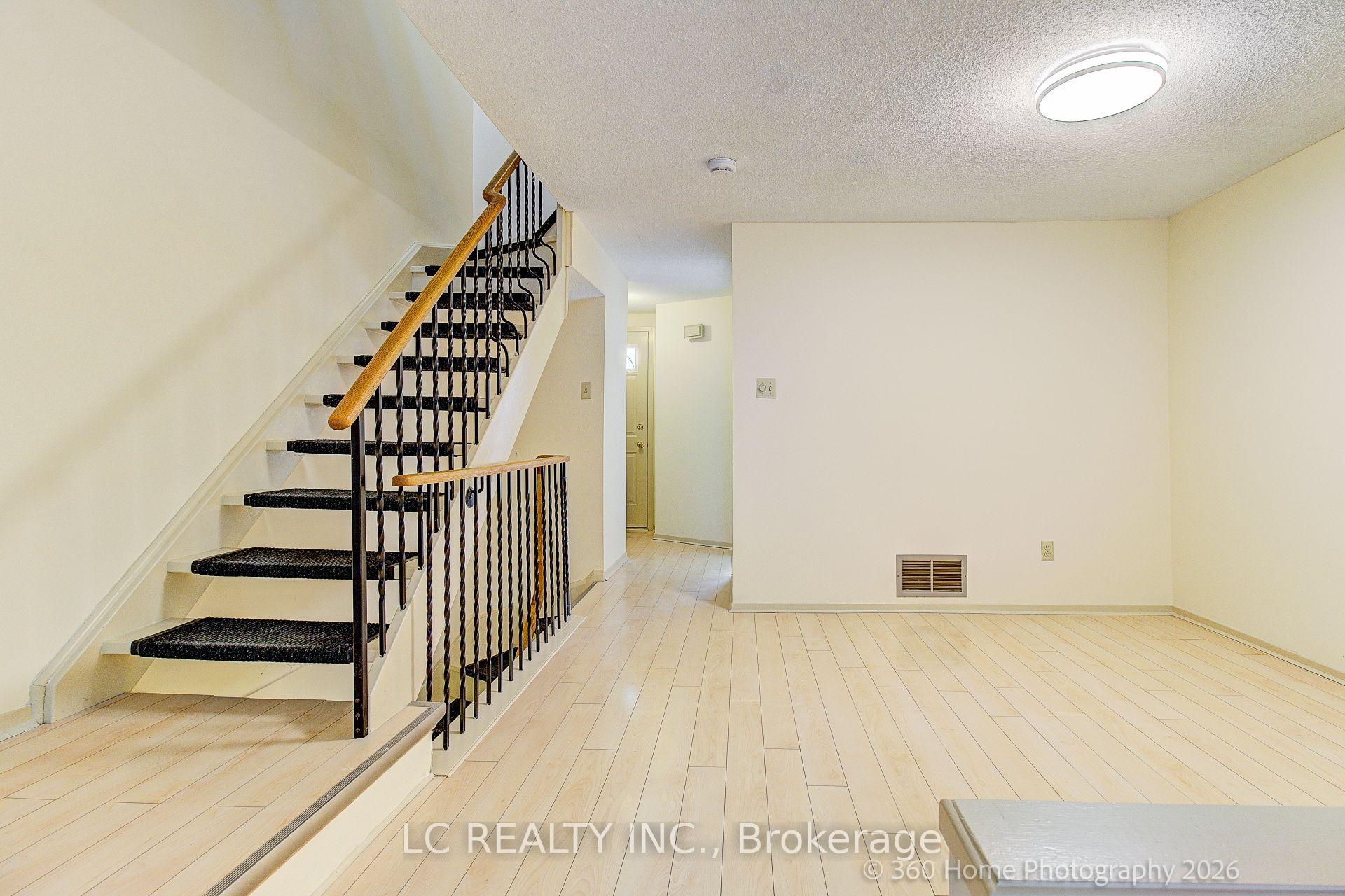 Photo 10 of 70 Dutch myrtle Way, North York, Banbury-Don Mills — HOMEH