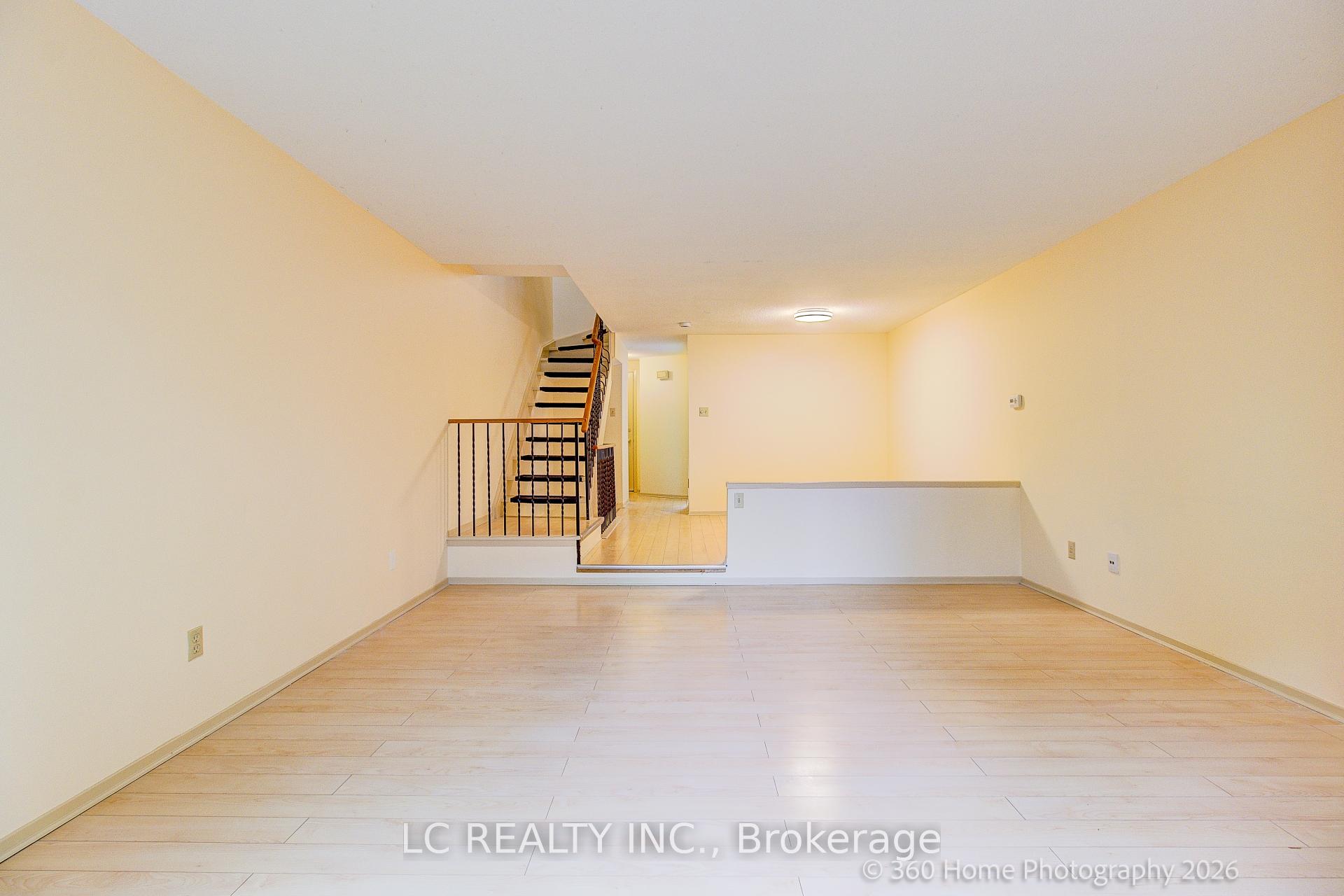 Photo 11 of 70 Dutch myrtle Way, North York, Banbury-Don Mills — HOMEH