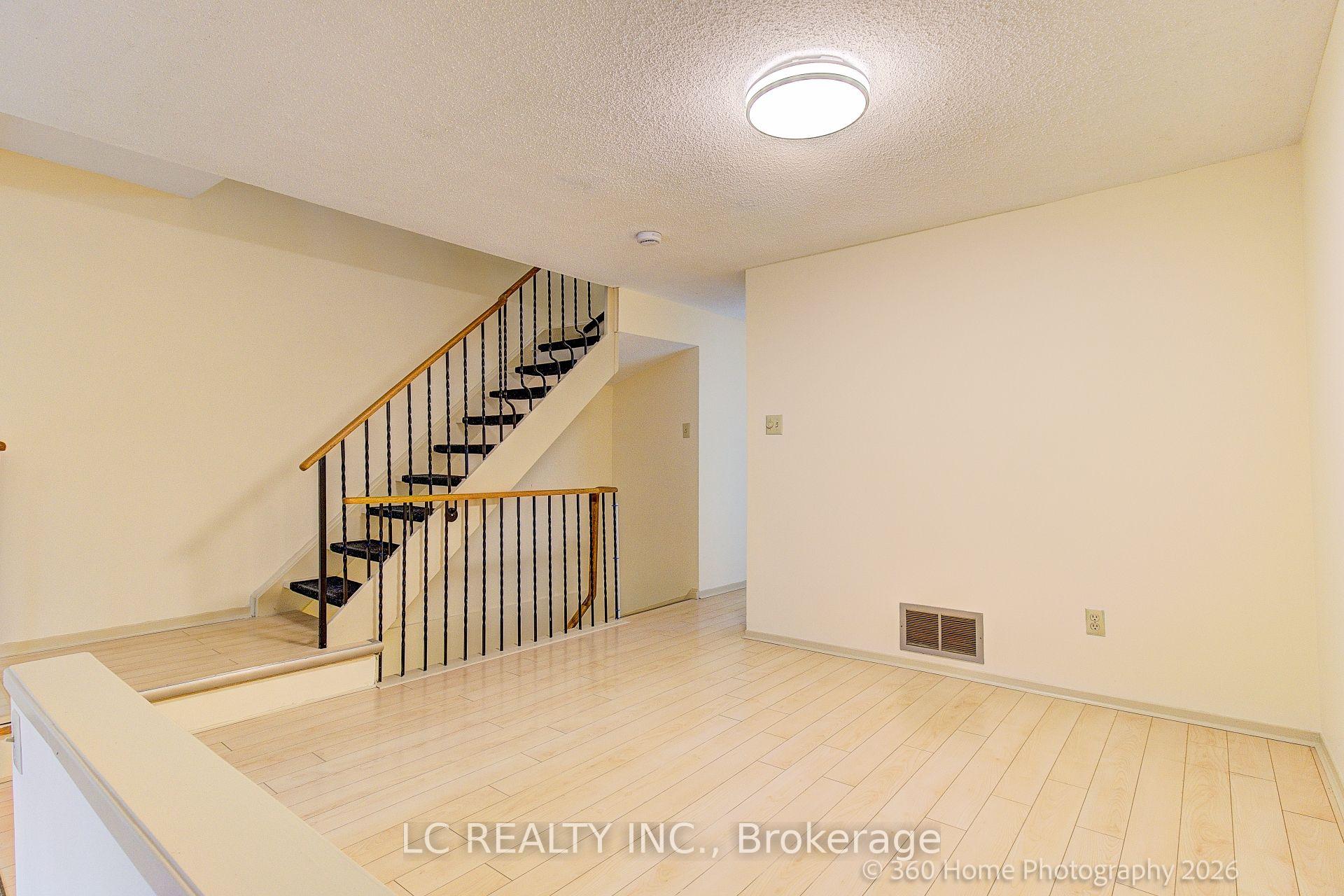 Photo 12 of 70 Dutch myrtle Way, North York, Banbury-Don Mills — HOMEH