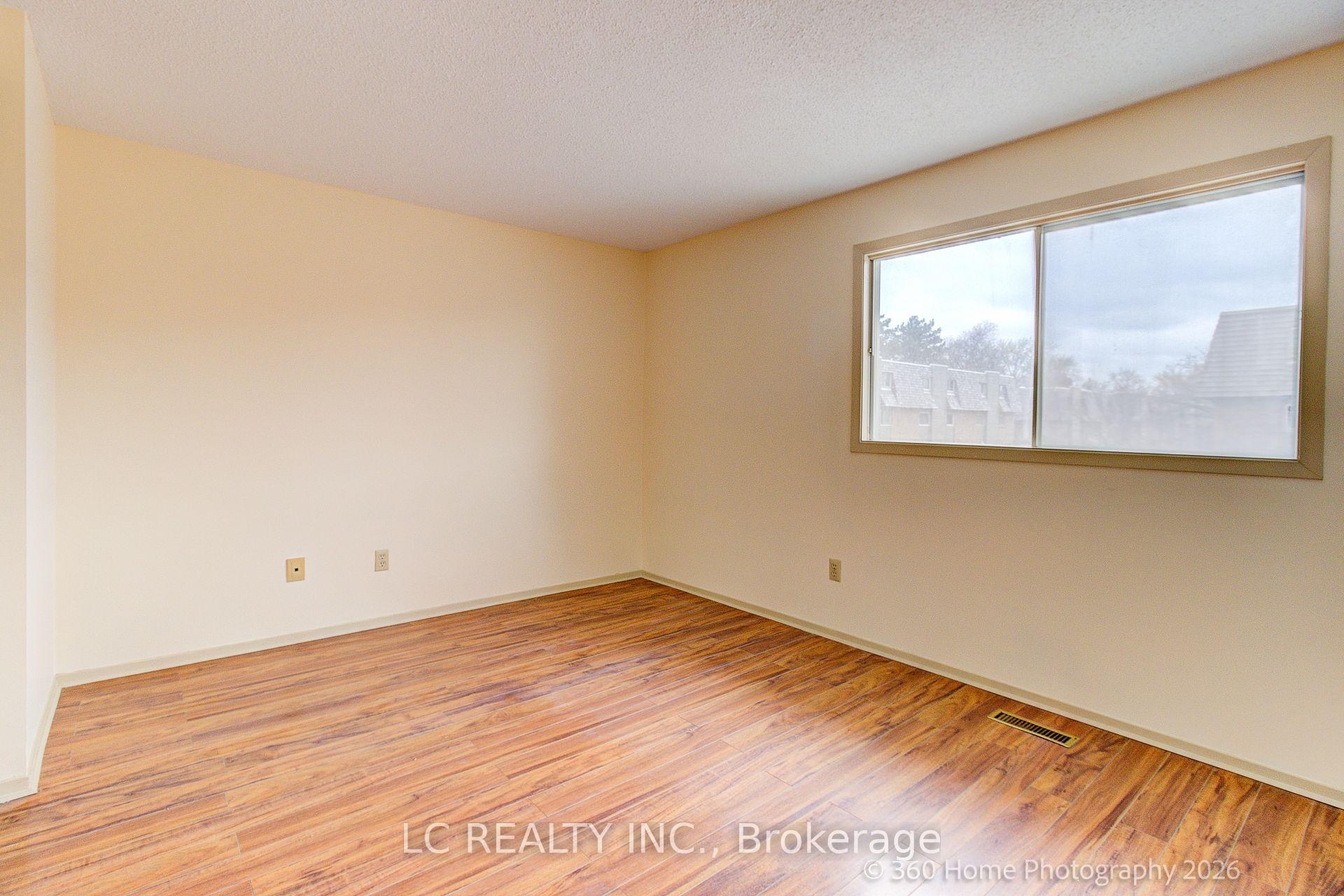 Photo 17 of 70 Dutch myrtle Way, North York, Banbury-Don Mills — HOMEH