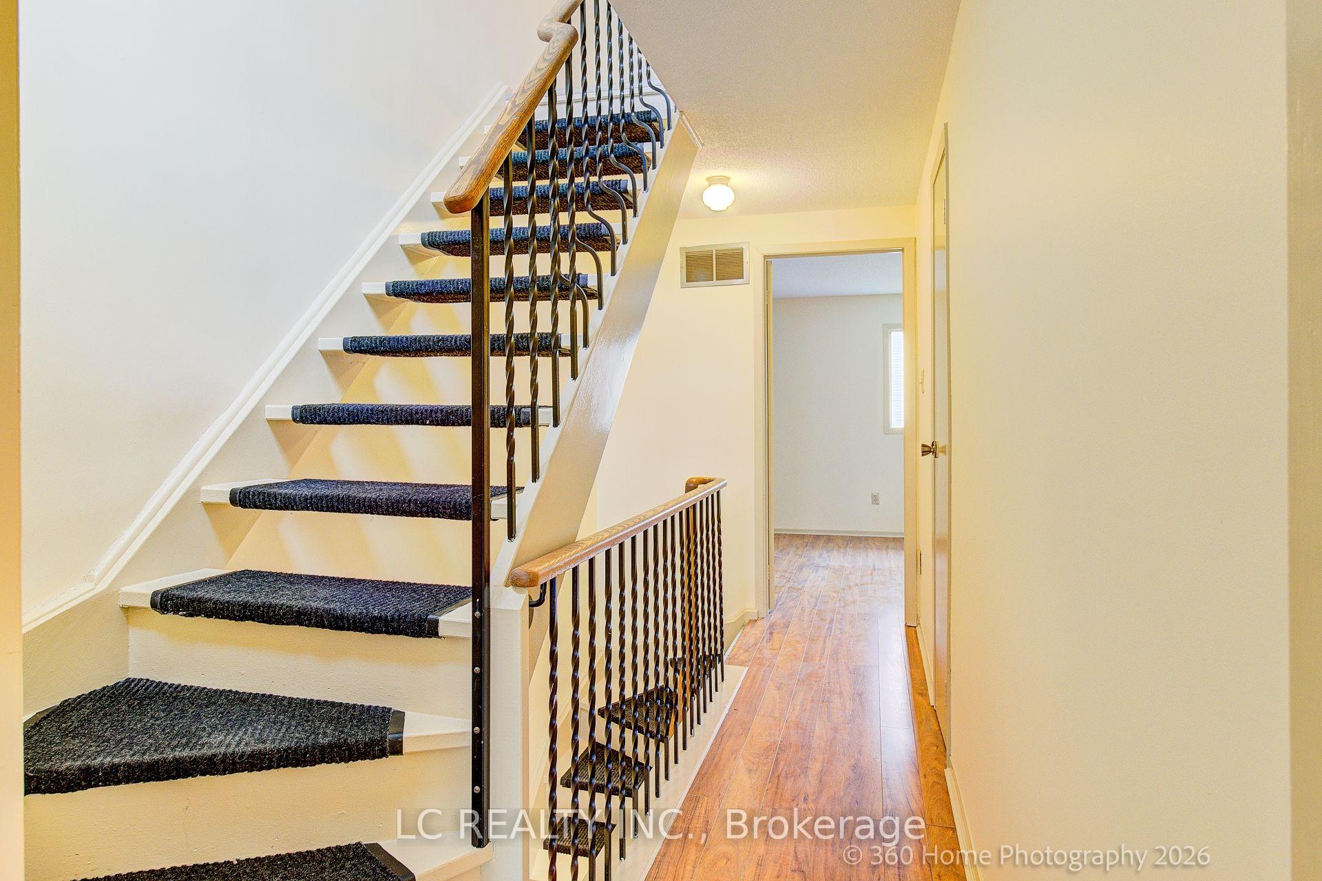 Photo 20 of 70 Dutch myrtle Way, North York, Banbury-Don Mills — HOMEH