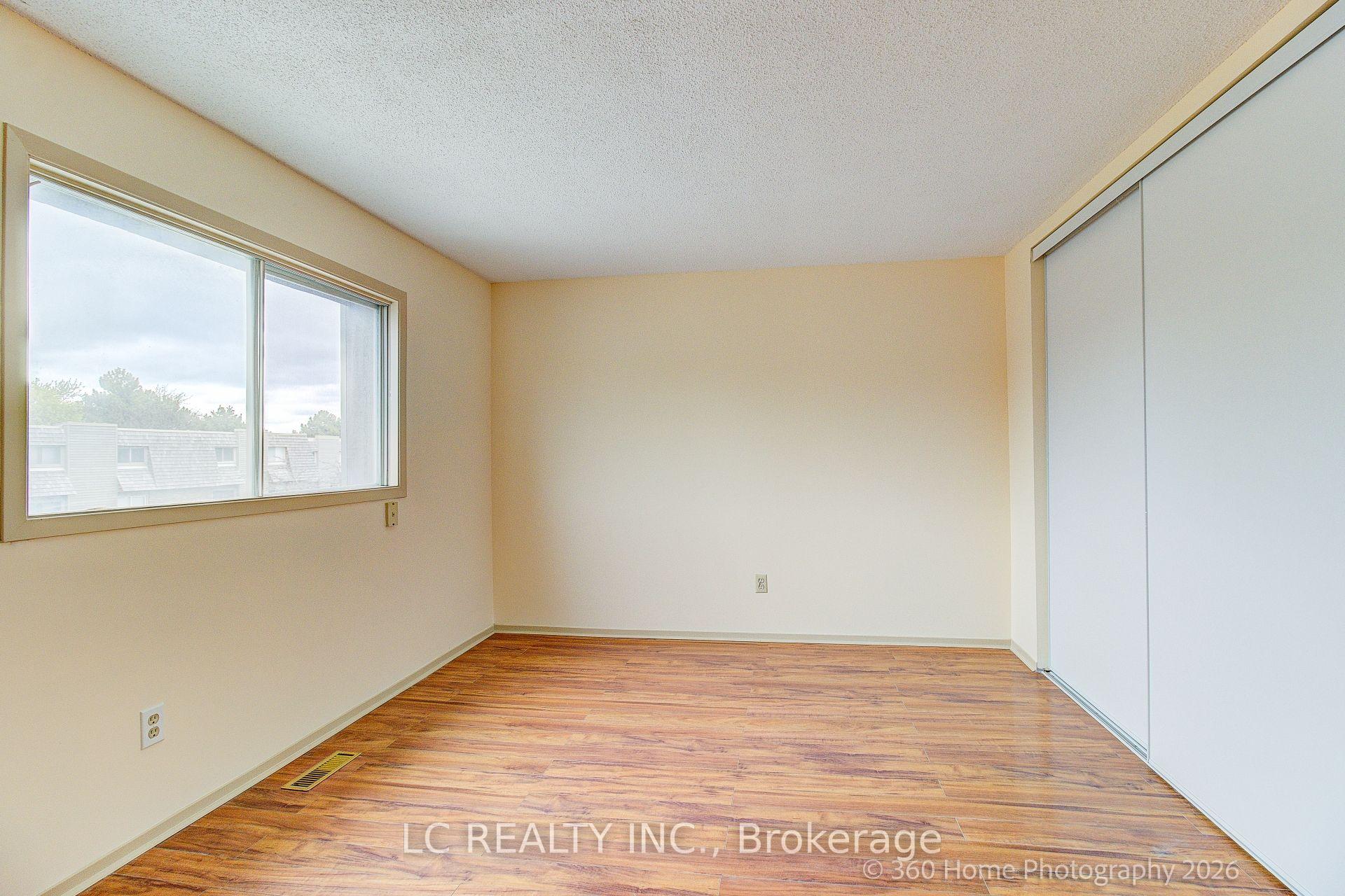 Photo 21 of 70 Dutch myrtle Way, North York, Banbury-Don Mills — HOMEH