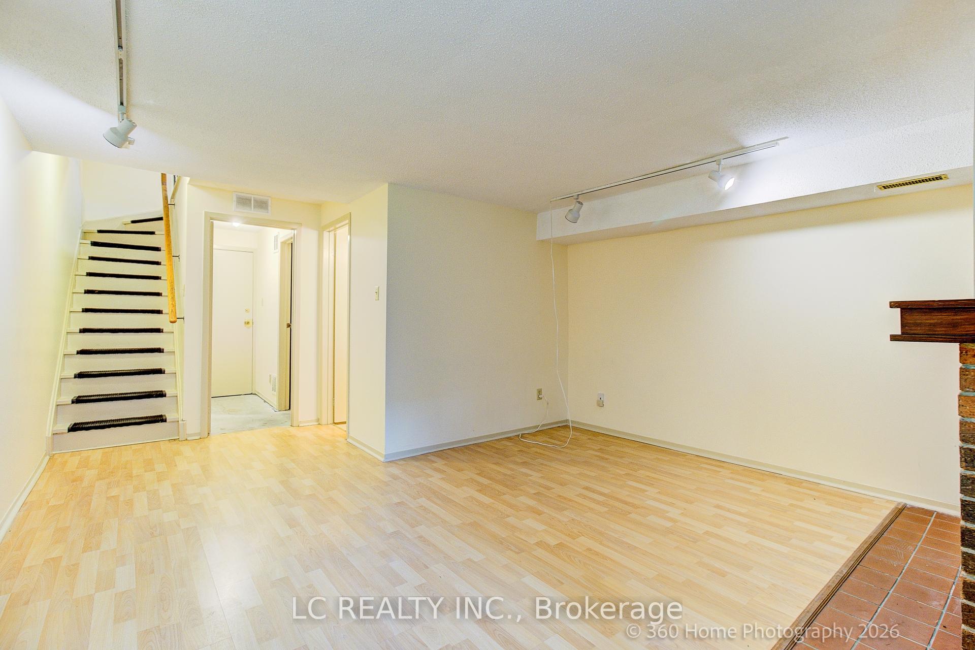 Photo 28 of 70 Dutch myrtle Way, North York, Banbury-Don Mills — HOMEH
