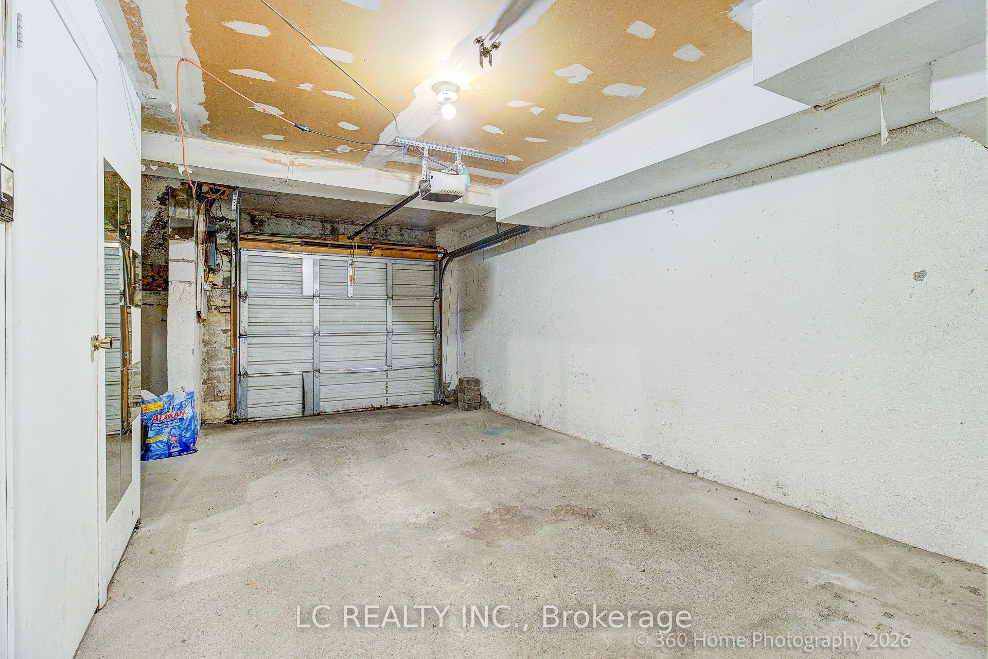 Photo 30 of 70 Dutch myrtle Way, North York, Banbury-Don Mills — HOMEH