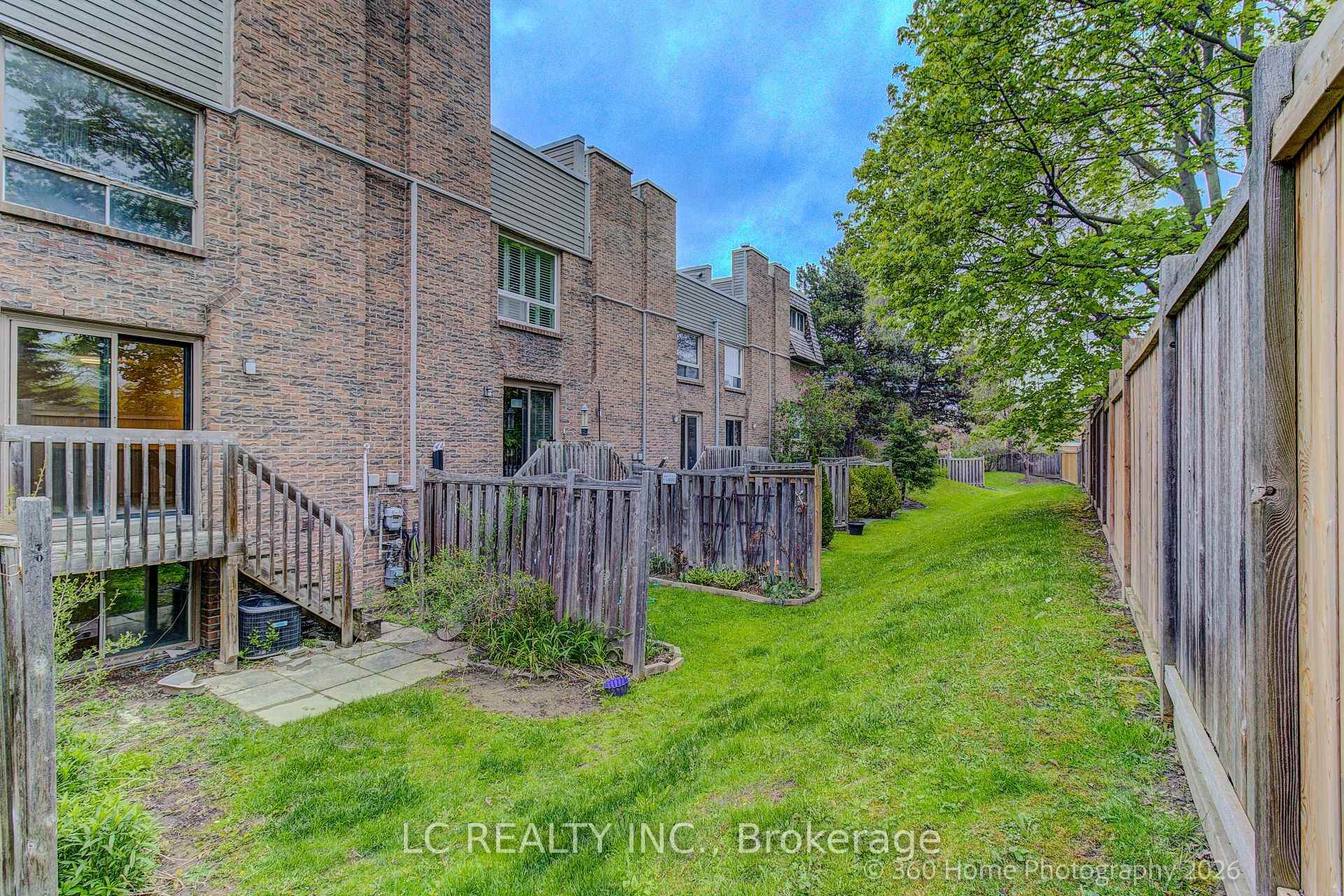 Photo 33 of 70 Dutch myrtle Way, North York, Banbury-Don Mills — HOMEH