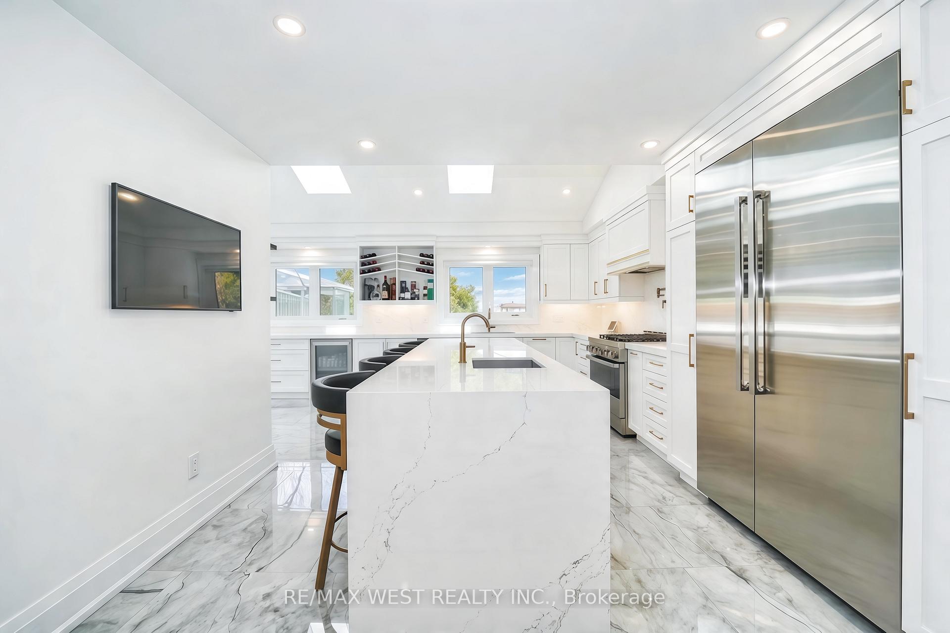 Photo 5 of 108 Poplar Heights Drive, Etobicoke, Edenbridge-Humber Valley — HOMEH
