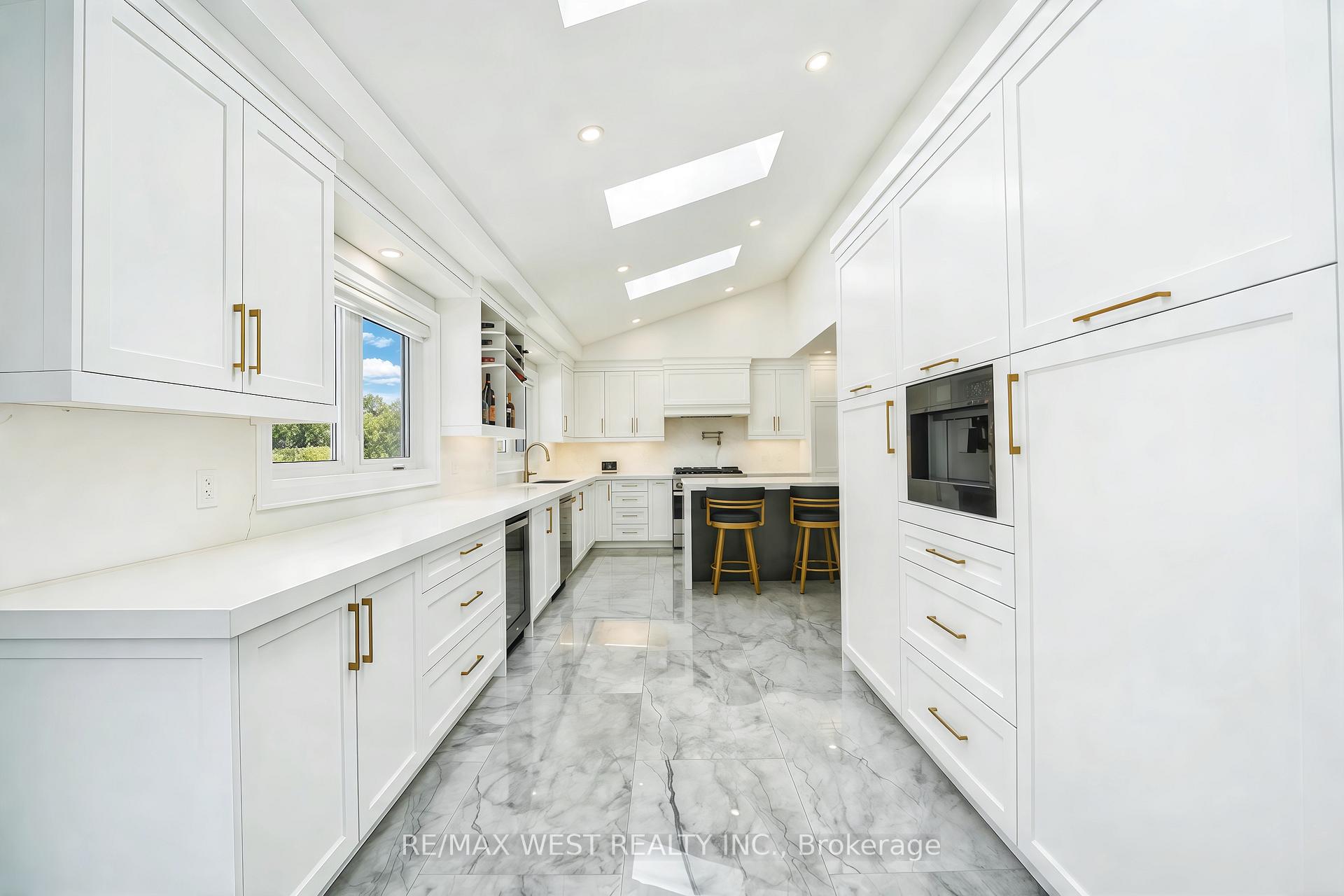 Photo 7 of 108 Poplar Heights Drive, Etobicoke, Edenbridge-Humber Valley — HOMEH