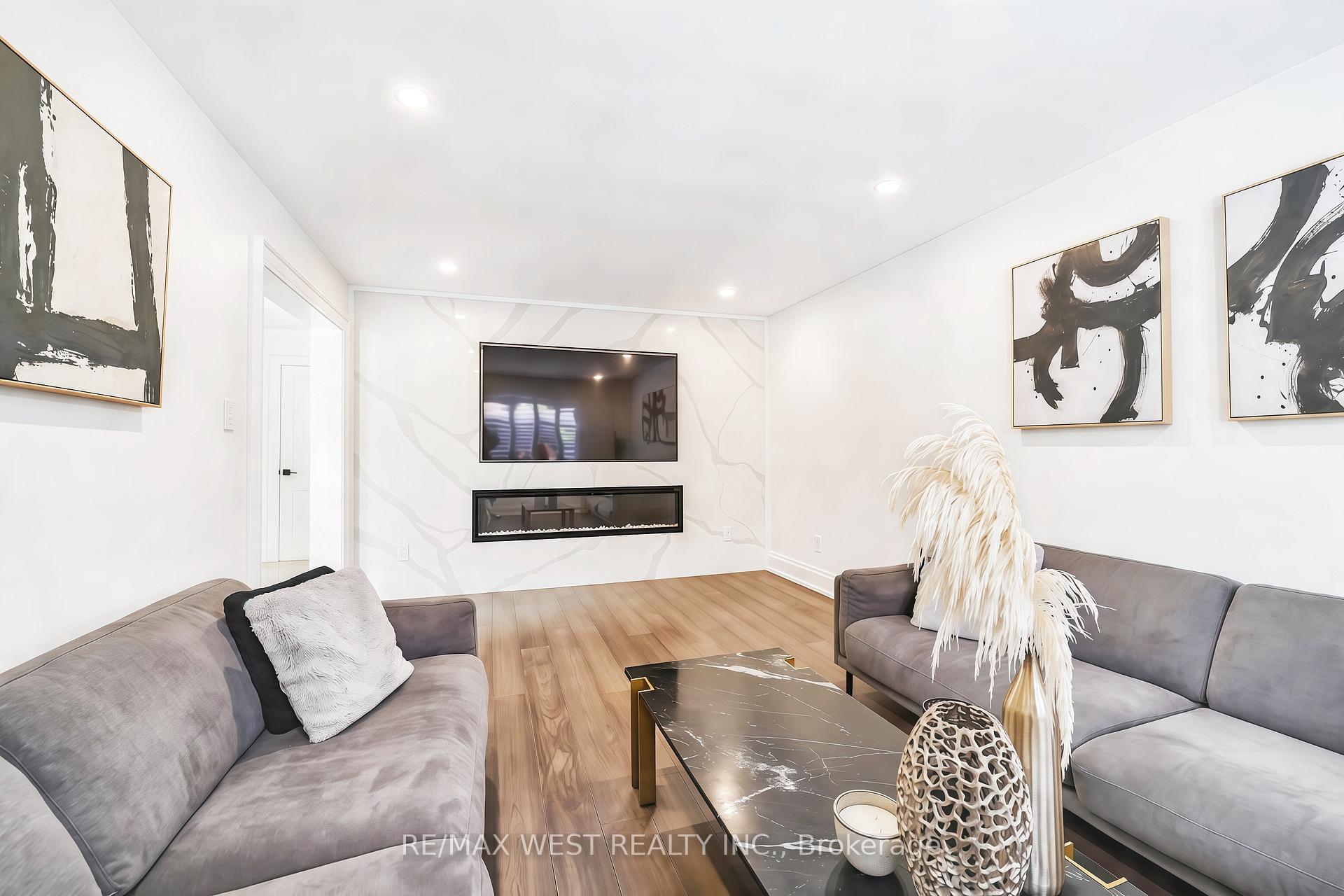 Photo 9 of 108 Poplar Heights Drive, Etobicoke, Edenbridge-Humber Valley — HOMEH