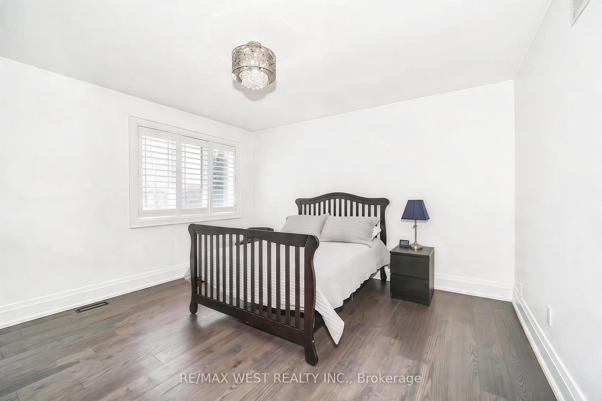 Photo 14 of 108 Poplar Heights Drive, Etobicoke, Edenbridge-Humber Valley — HOMEH