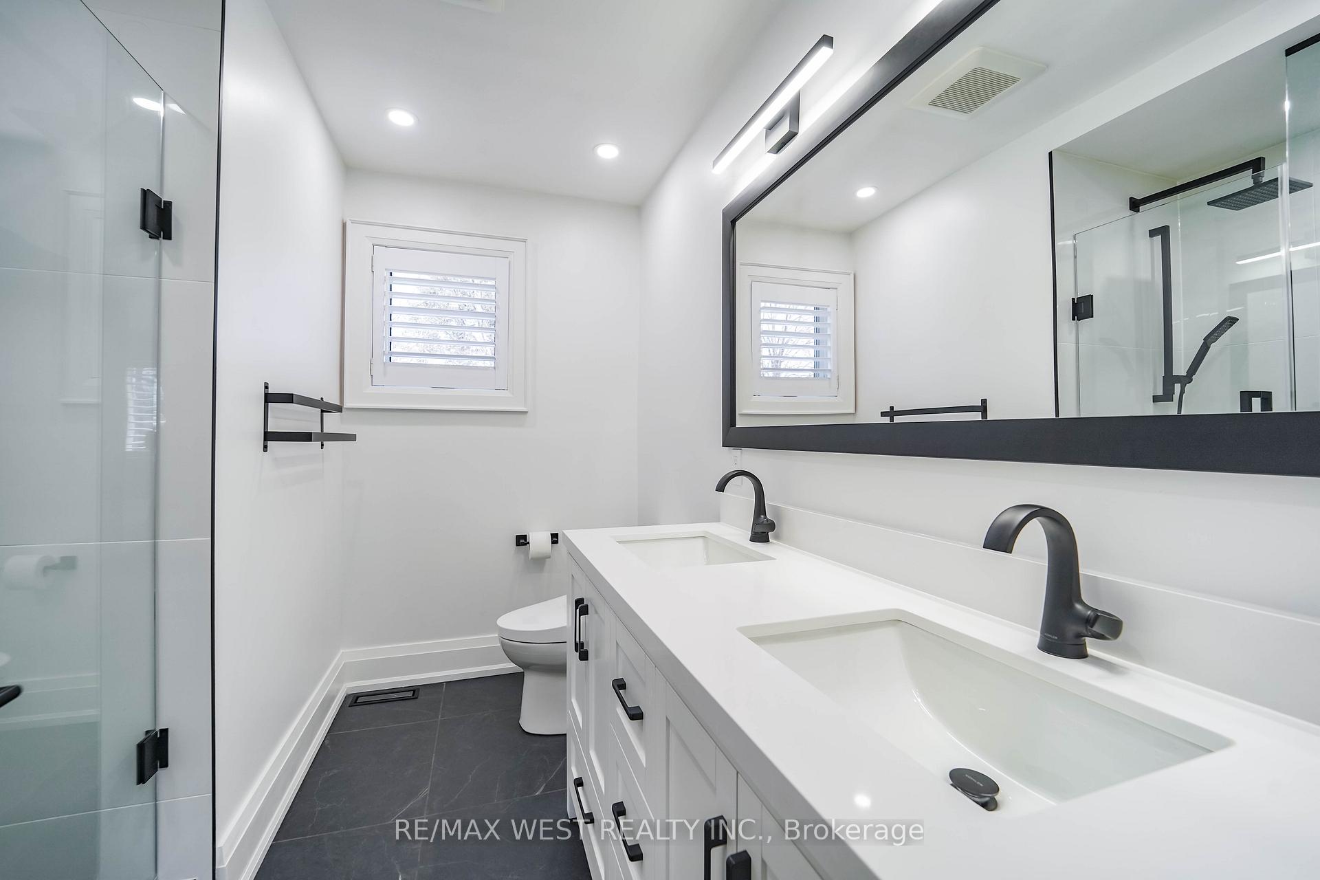 Photo 15 of 108 Poplar Heights Drive, Etobicoke, Edenbridge-Humber Valley — HOMEH