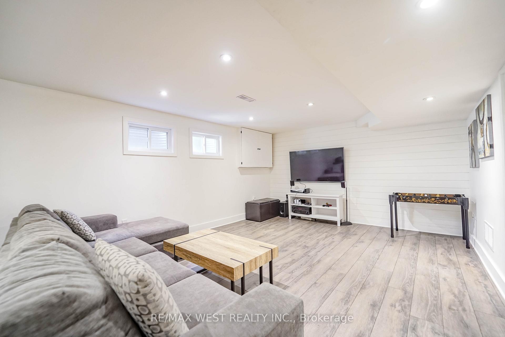Photo 18 of 108 Poplar Heights Drive, Etobicoke, Edenbridge-Humber Valley — HOMEH