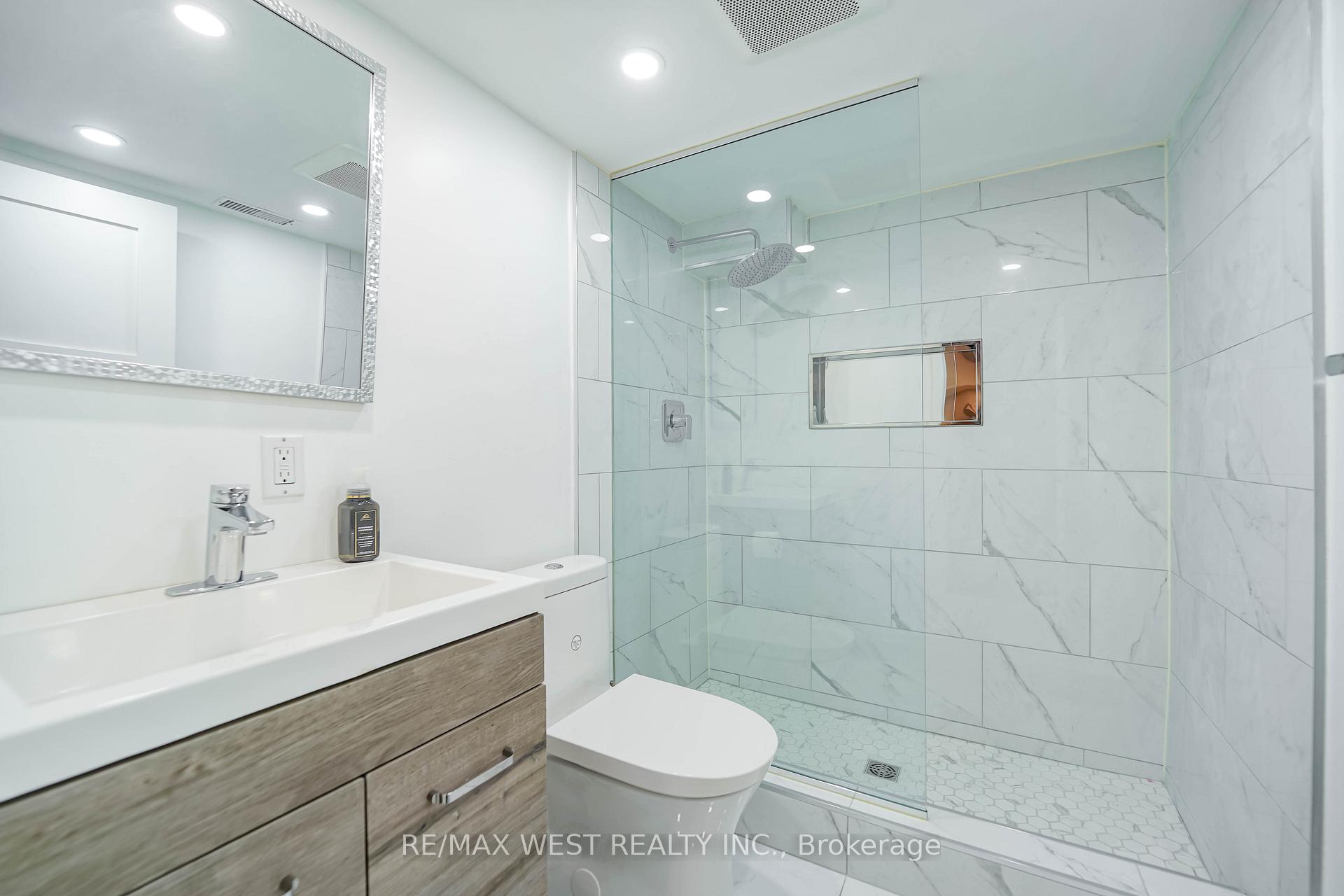 Photo 20 of 108 Poplar Heights Drive, Etobicoke, Edenbridge-Humber Valley — HOMEH