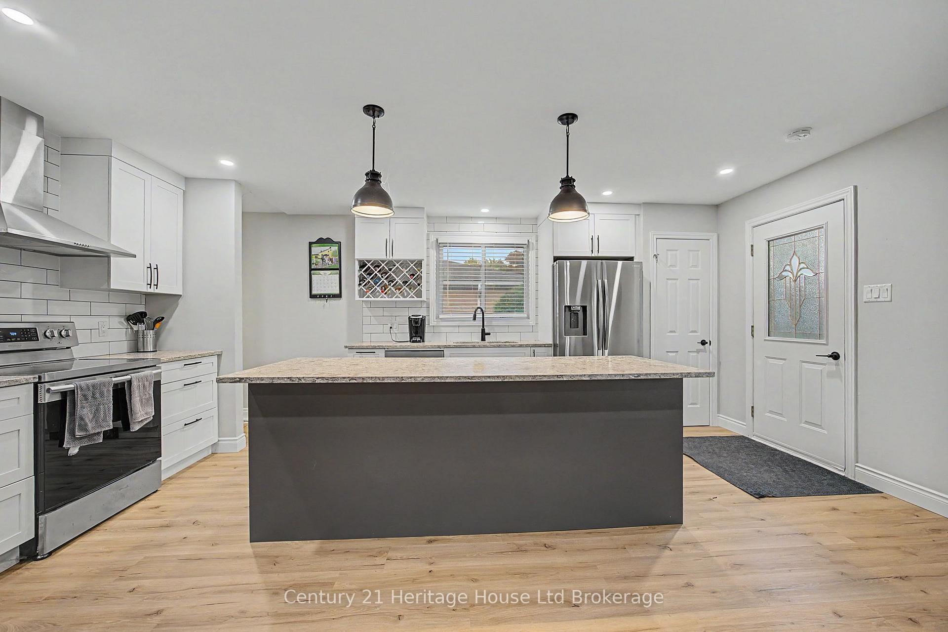Photo 6 of 34 Centennial Avenue, Tillsonburg — HOMEH