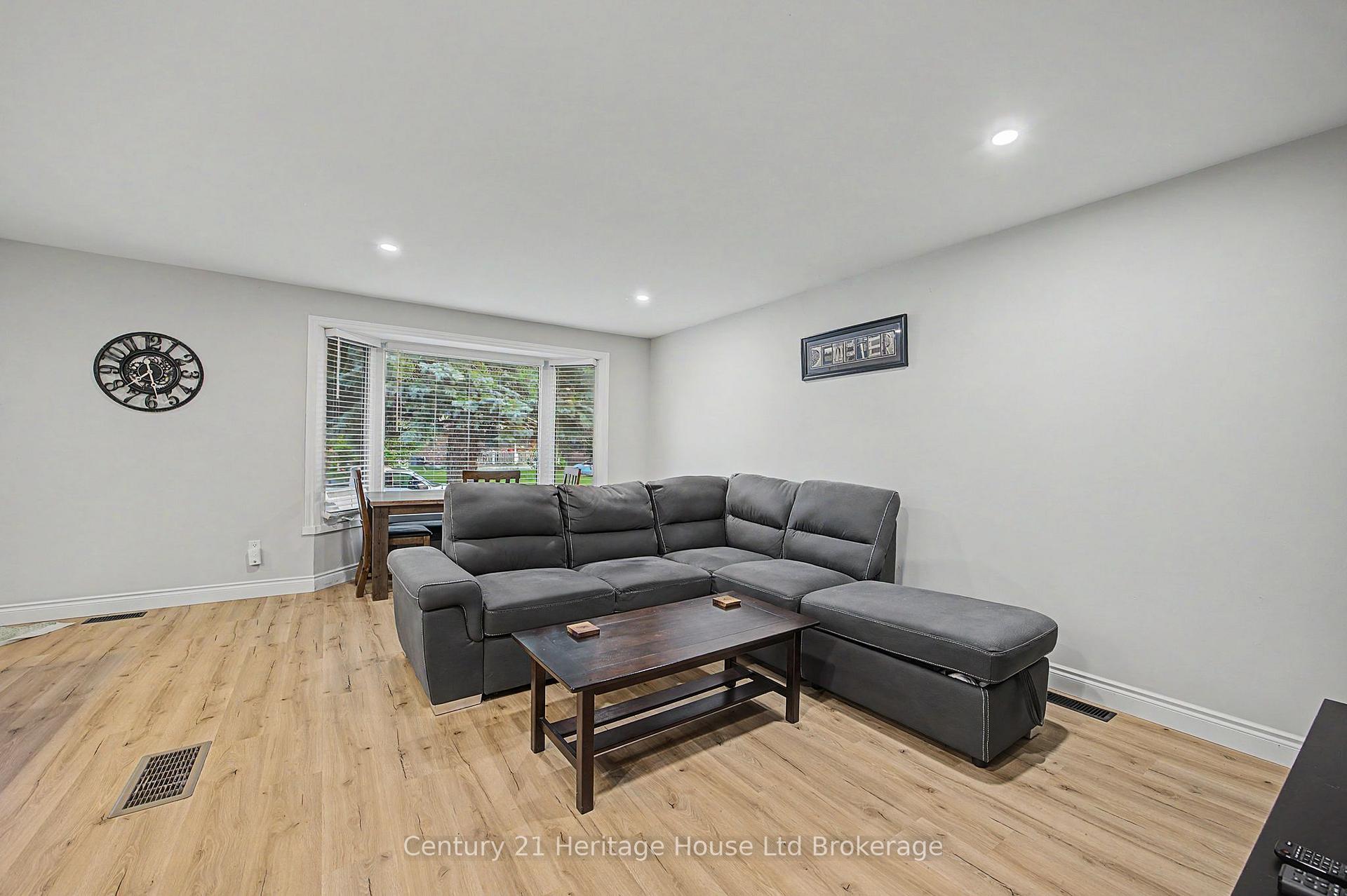 Photo 10 of 34 Centennial Avenue, Tillsonburg — HOMEH