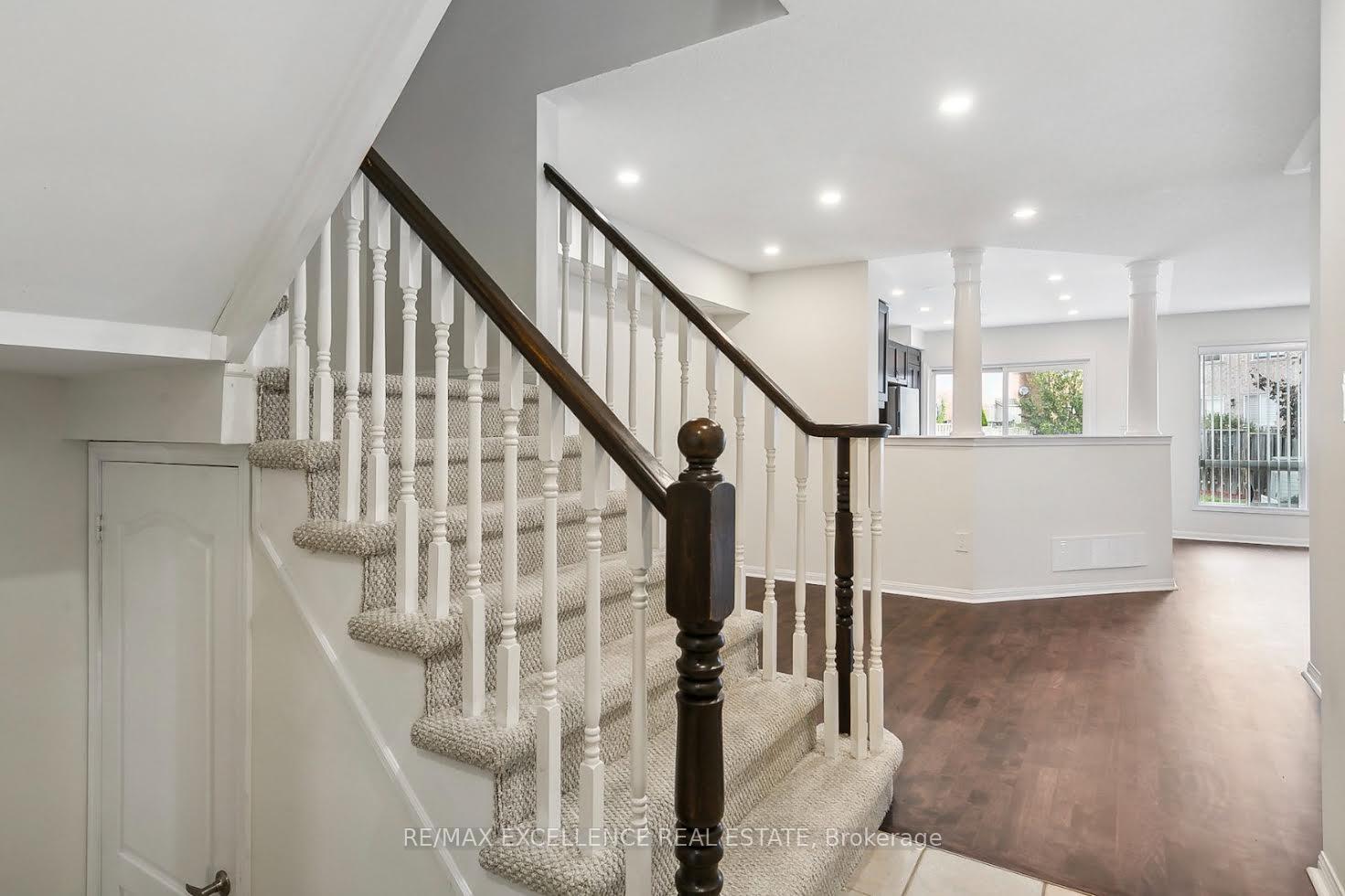 Photo 3 of 2406 Baintree Crescent, Oakville, Westmount — HOMEH