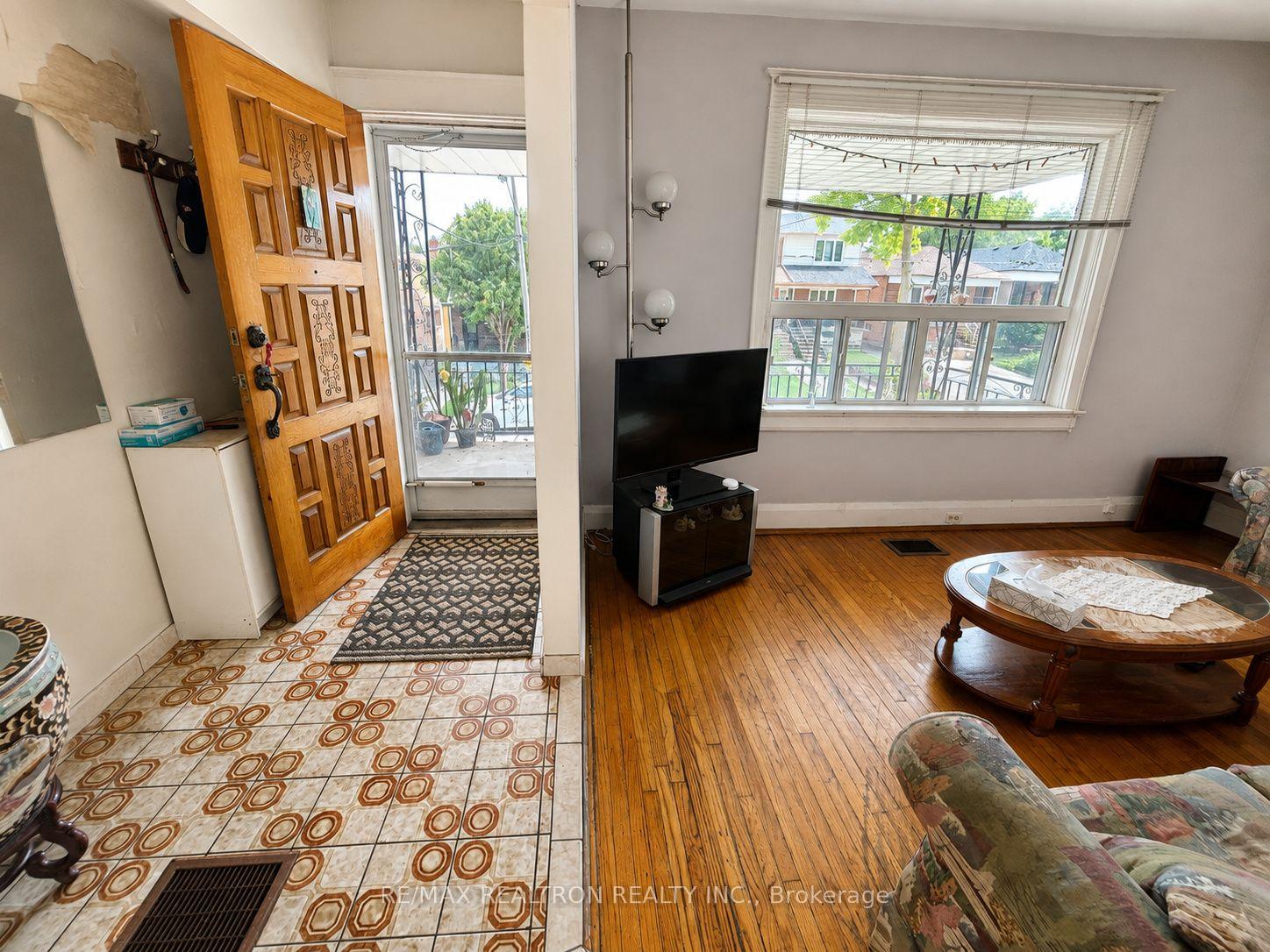 Photo 9 of 442 Northcliffe Boulevard, Toronto, Oakwood Village — HOMEH