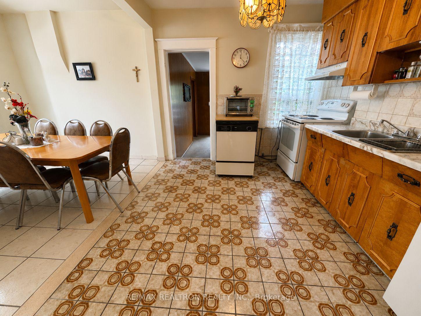 Photo 16 of 442 Northcliffe Boulevard, Toronto, Oakwood Village — HOMEH
