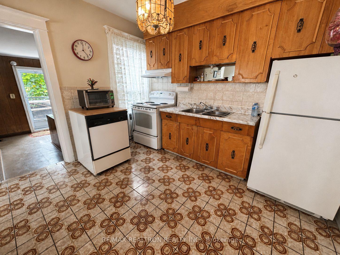 Photo 23 of 442 Northcliffe Boulevard, Toronto, Oakwood Village — HOMEH
