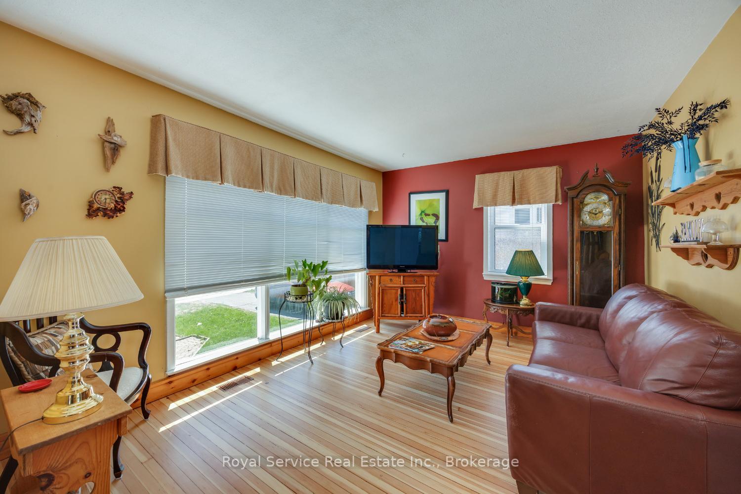 Photo 9 of 210 Shelbourne Street, Peterborough, Northcrest Ward 5 — HOMEH