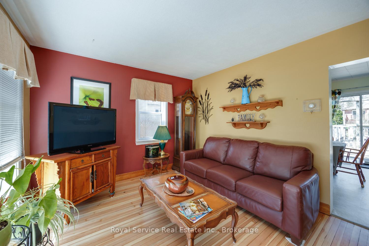 Photo 10 of 210 Shelbourne Street, Peterborough, Northcrest Ward 5 — HOMEH