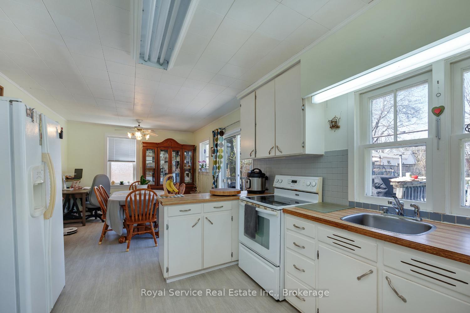 Photo 13 of 210 Shelbourne Street, Peterborough, Northcrest Ward 5 — HOMEH