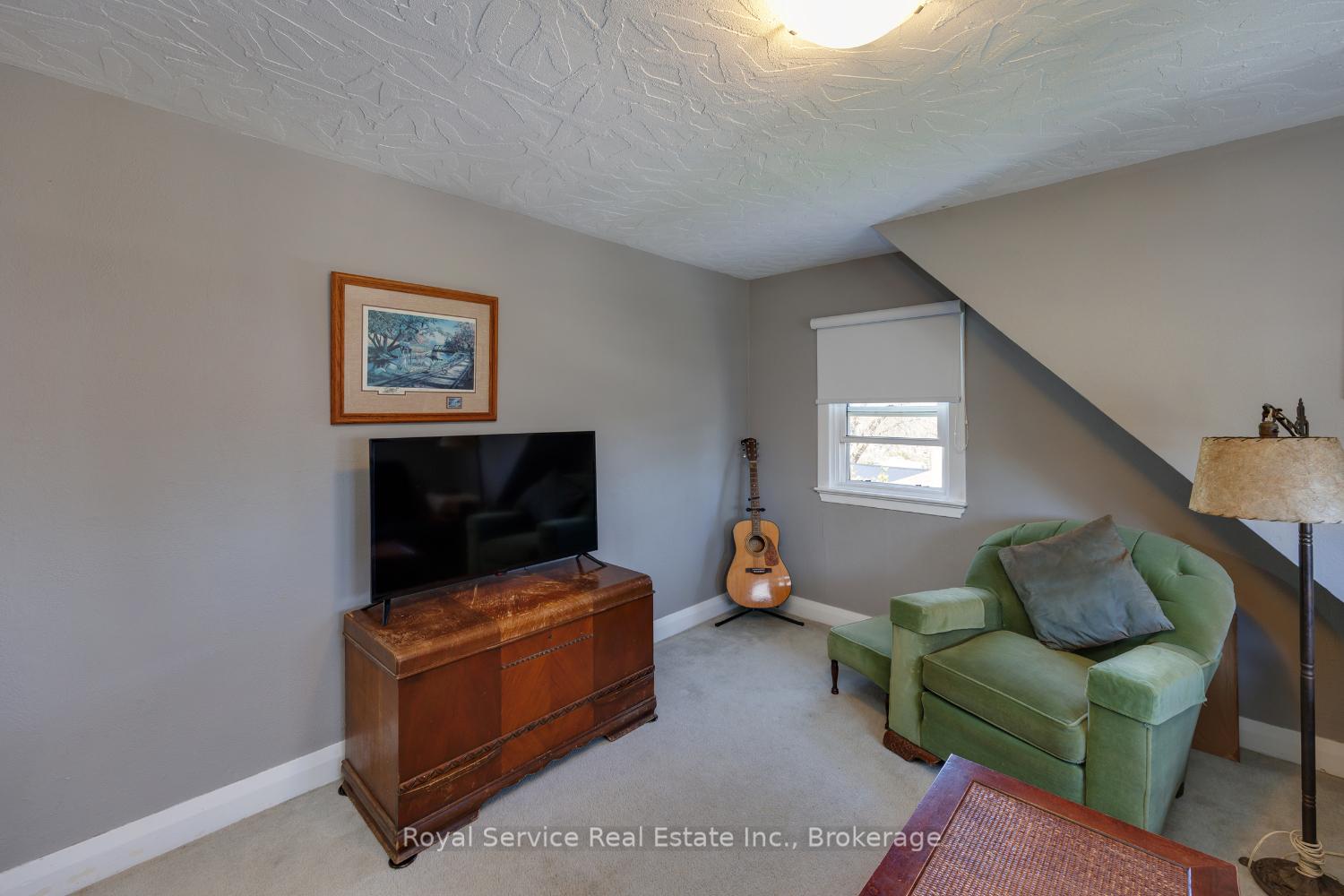 Photo 22 of 210 Shelbourne Street, Peterborough, Northcrest Ward 5 — HOMEH