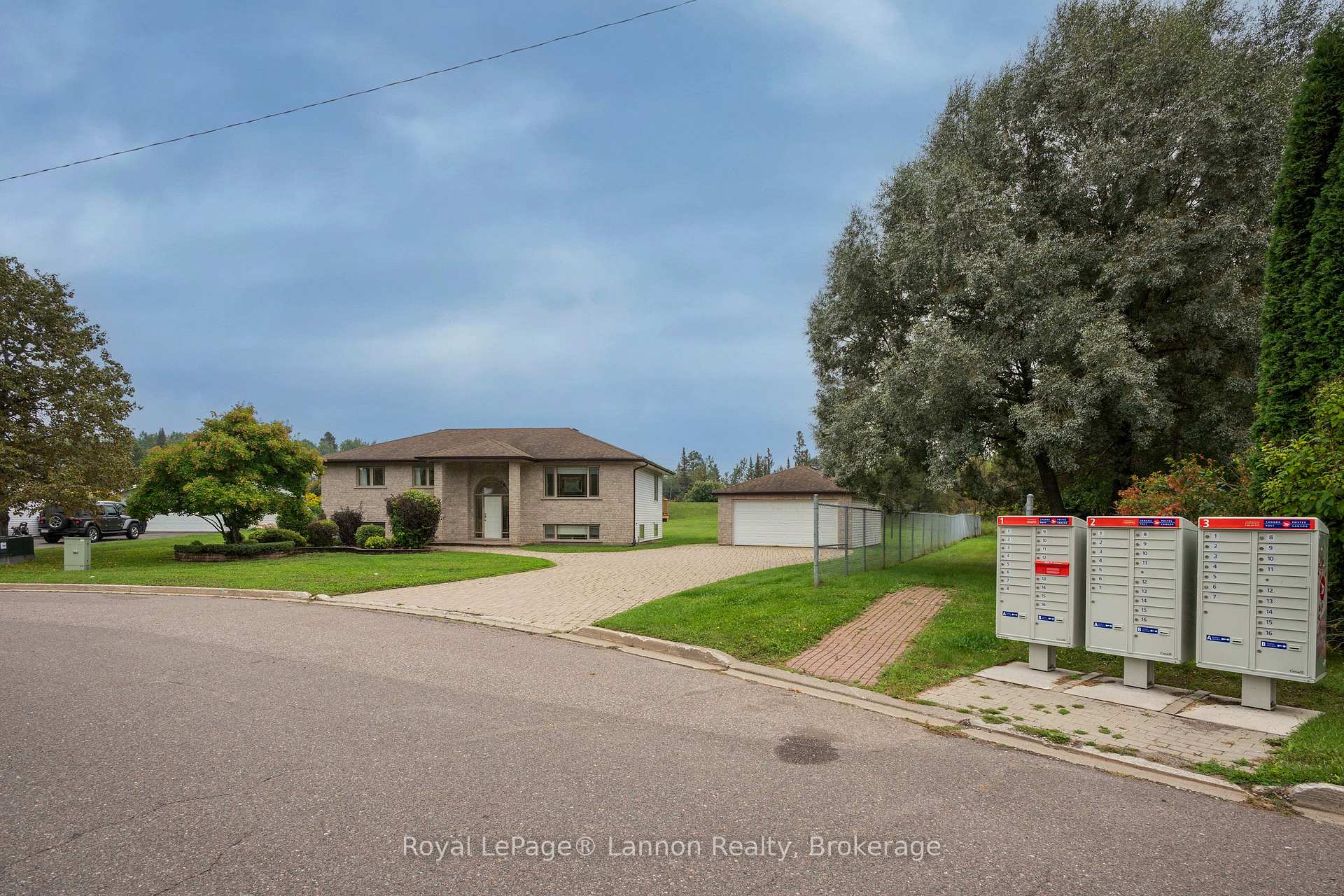 Photo 3 of 2196 Falconcrest Drive, Thunder Bay, Riverdale Road — HOMEH