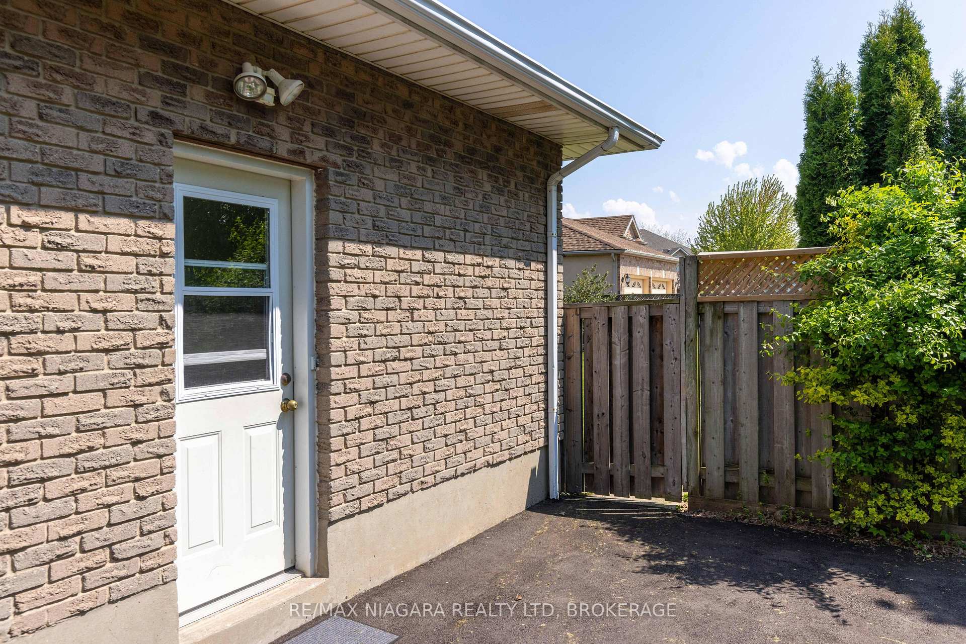 Photo 2 of 29 Granada Drive, St. Catharines, Lakeshore — HOMEH