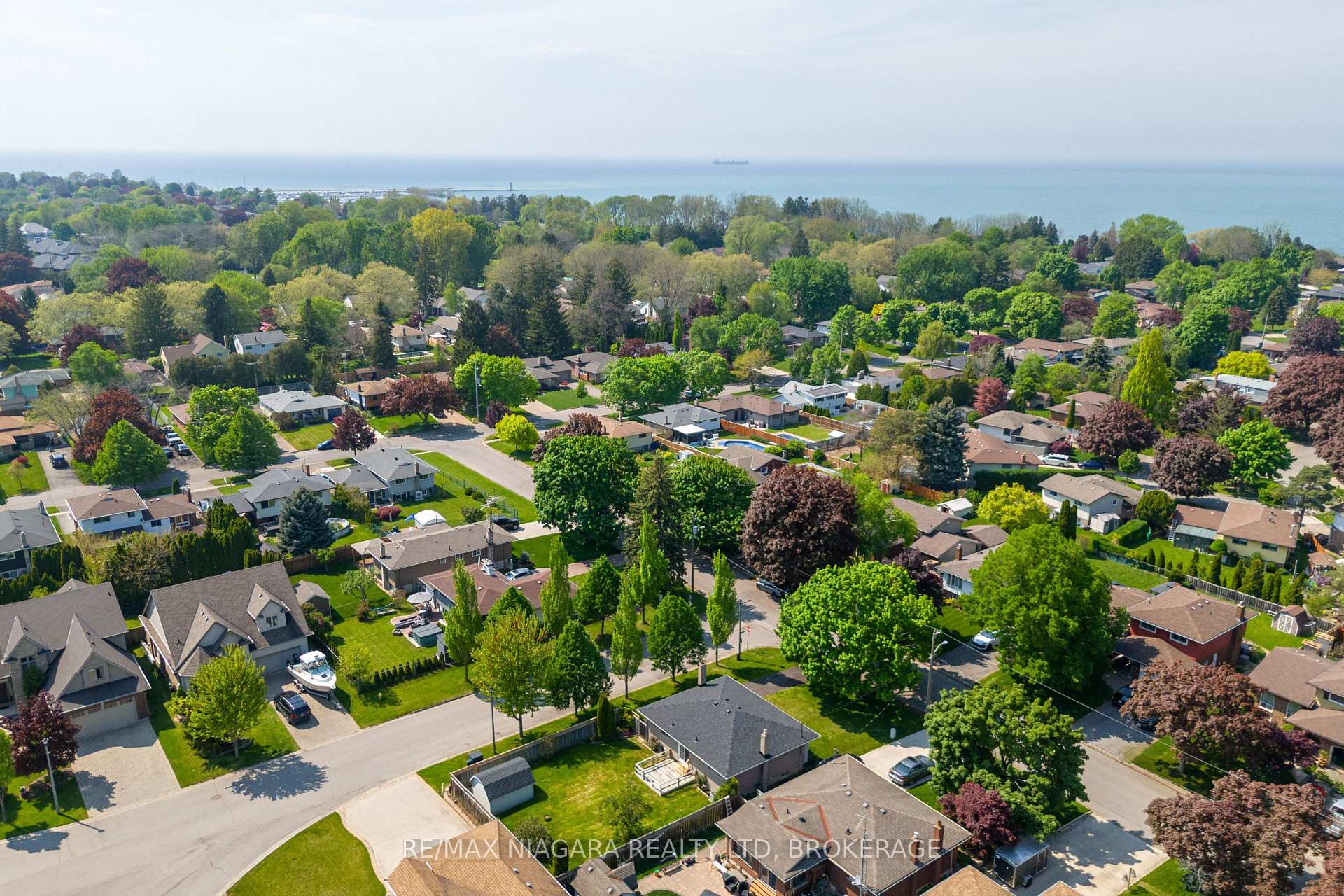 Photo 3 of 29 Granada Drive, St. Catharines, Lakeshore — HOMEH