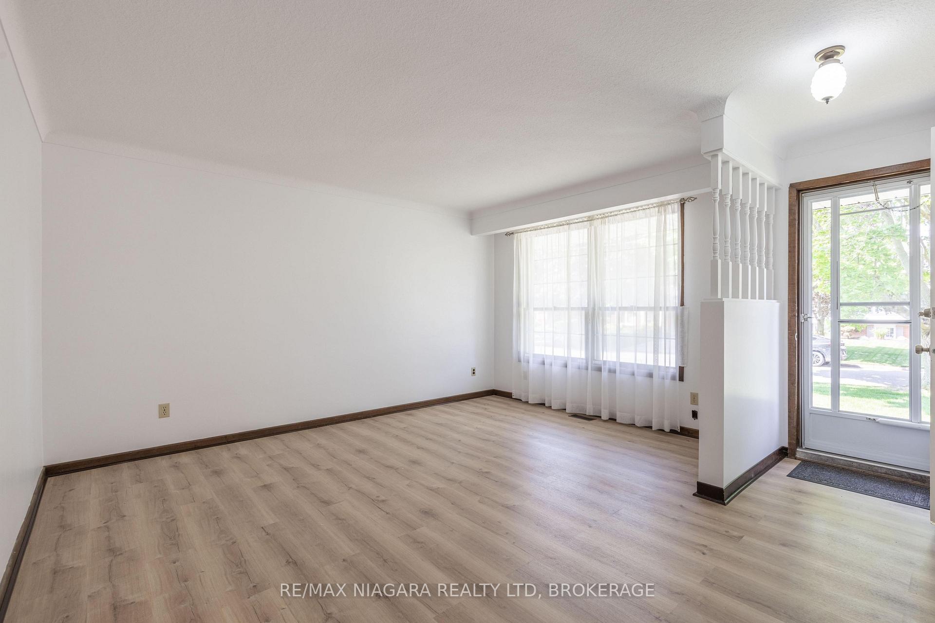 Photo 5 of 29 Granada Drive, St. Catharines, Lakeshore — HOMEH