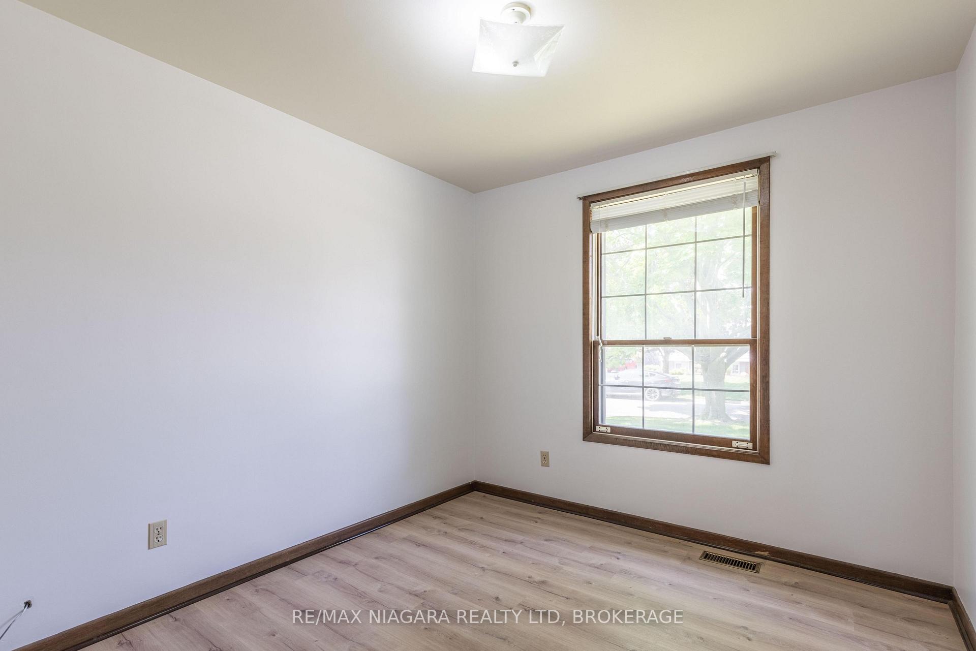 Photo 12 of 29 Granada Drive, St. Catharines, Lakeshore — HOMEH