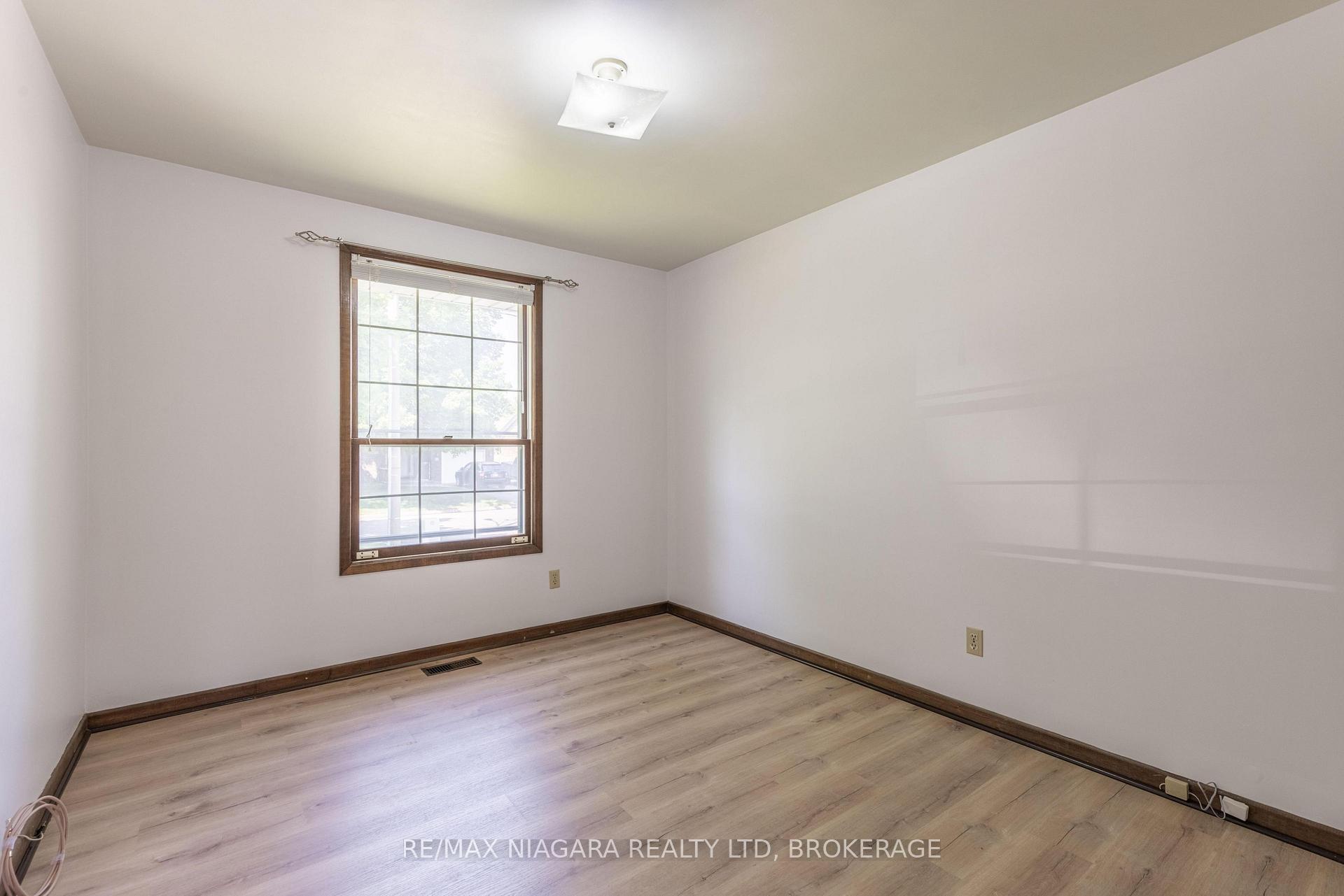 Photo 13 of 29 Granada Drive, St. Catharines, Lakeshore — HOMEH