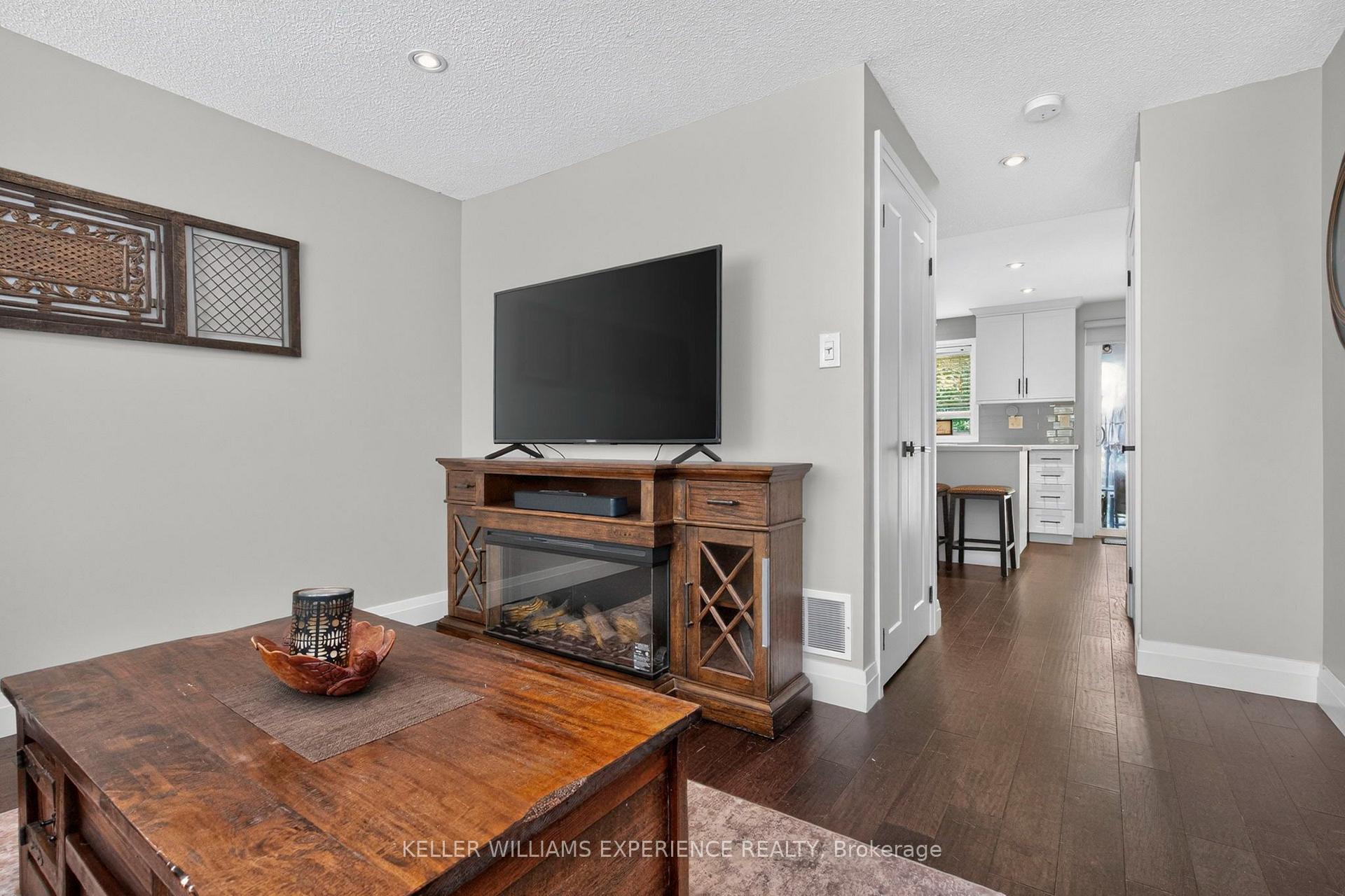 Photo 6 of Unit 9, 38 Kenwell Crescent, Barrie, Holly — HOMEH